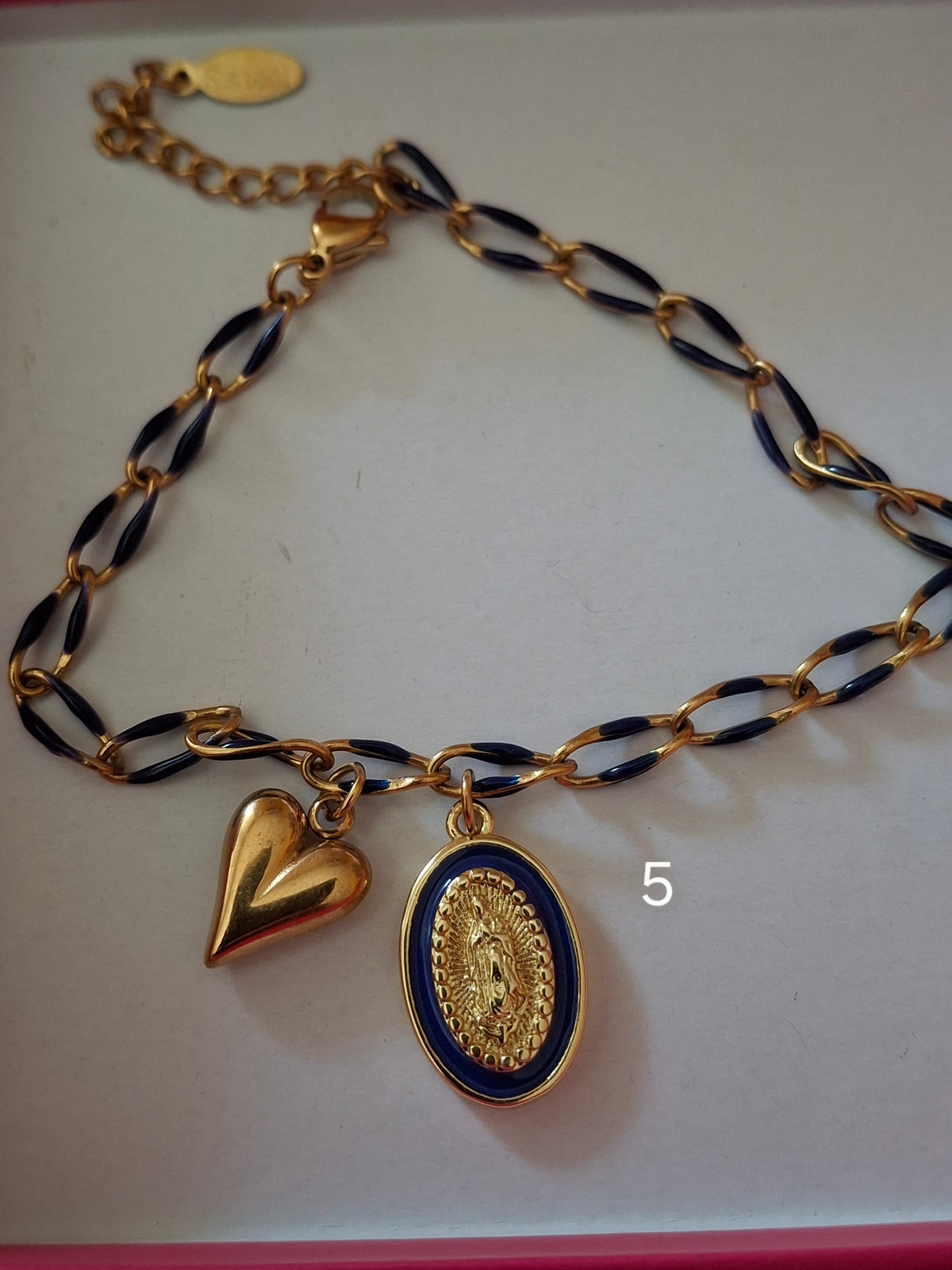 Bracelet chaîne maille gourmette acier inoxydable stainless steel et résine colorée breloques coeur et madone handmade réglable ajustable