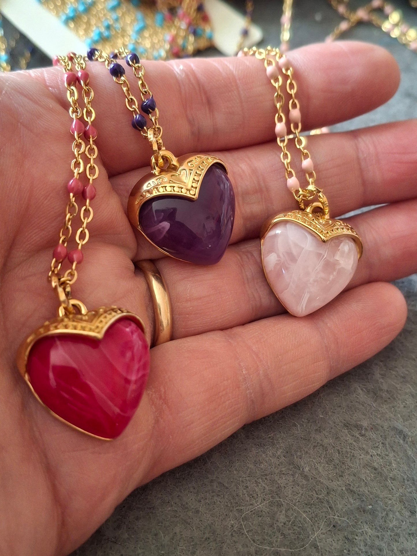 Collier chaîne dorée acier inoxydable stainless steel et perles en email coloré, grand cœur stainless steel 316 et résine colorée