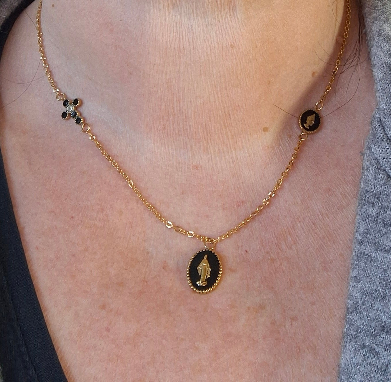 Collier chaîne dorée acier inoxydable striée stainless steel 316 madone et croix stainless steel 316 plaqué or et email noir handmade