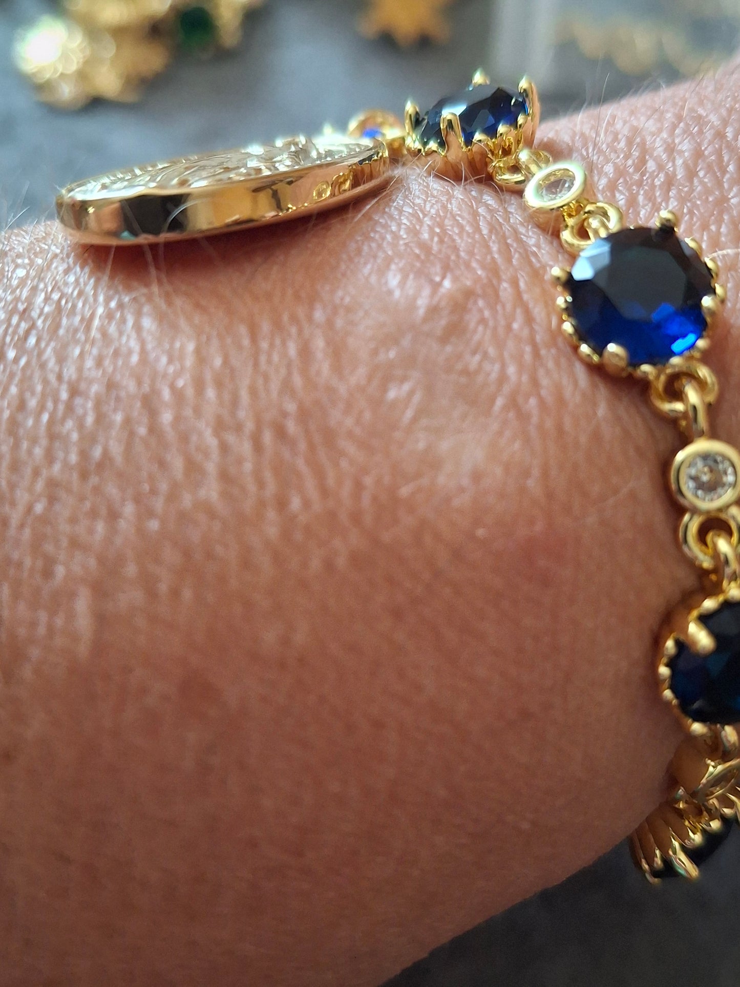 Bracelet chaîne en laiton doré plaqué or 18K sertie cristal bleu marine et grande médaille madone stainless steel 316 poli handmade