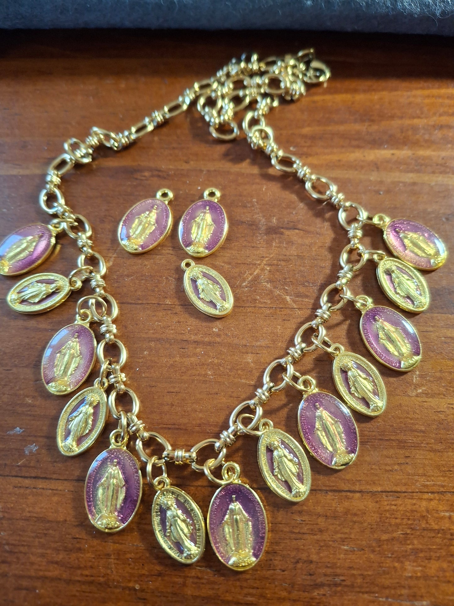 Verstellbare Panzerkette aus Edelstahl 316 mit vergoldeten Madonna-Anhängern aus Kupfer und Messing, handgefertigt