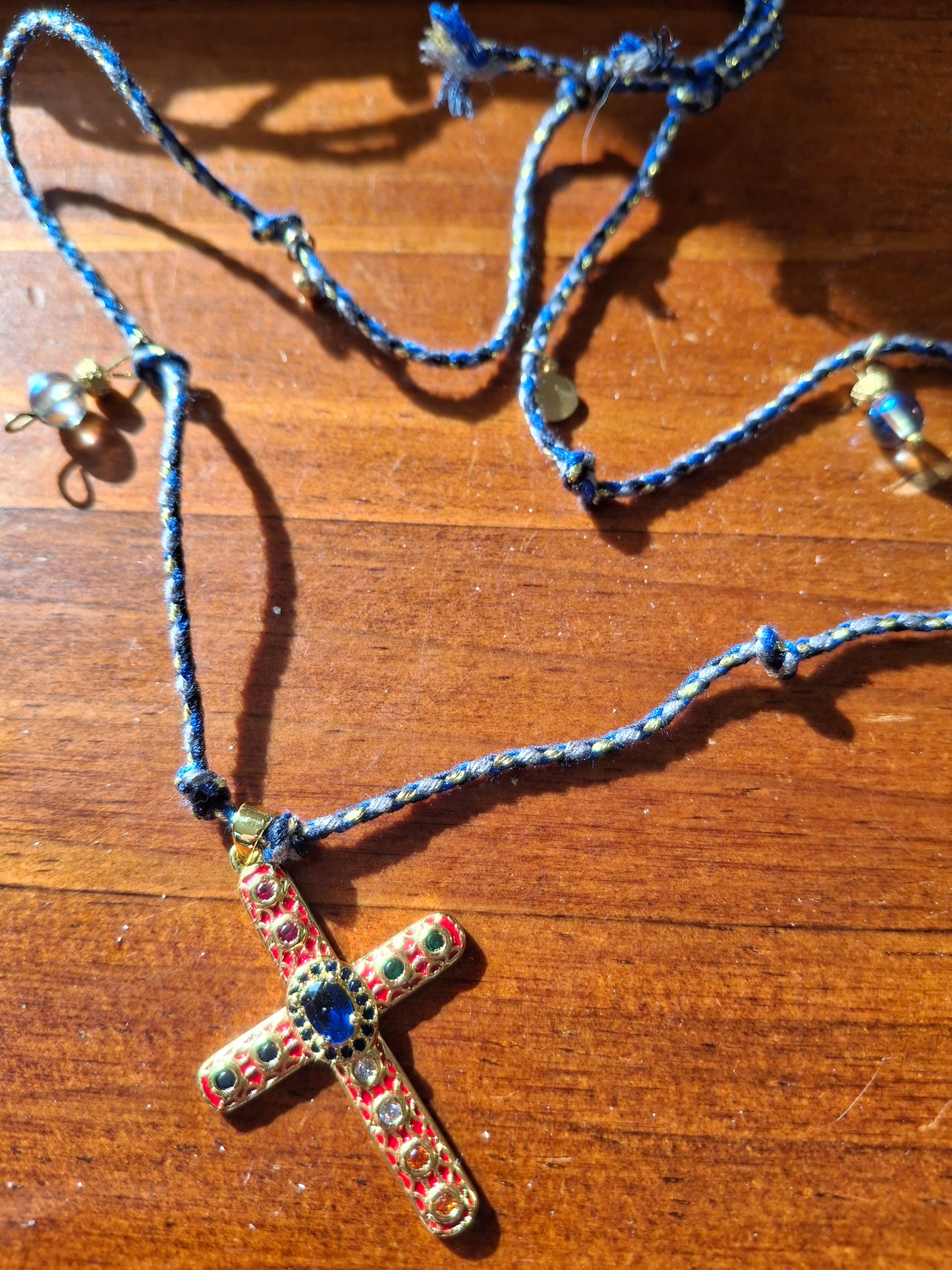 Handgefertigtes, verstellbares, geflochtenes Halsband mit Anhänger in Form eines Kreuzes im Boho-Stil, 18 Karat vergoldet, besetzt mit AAA-Zirkonia und österreichischen Kristallen.