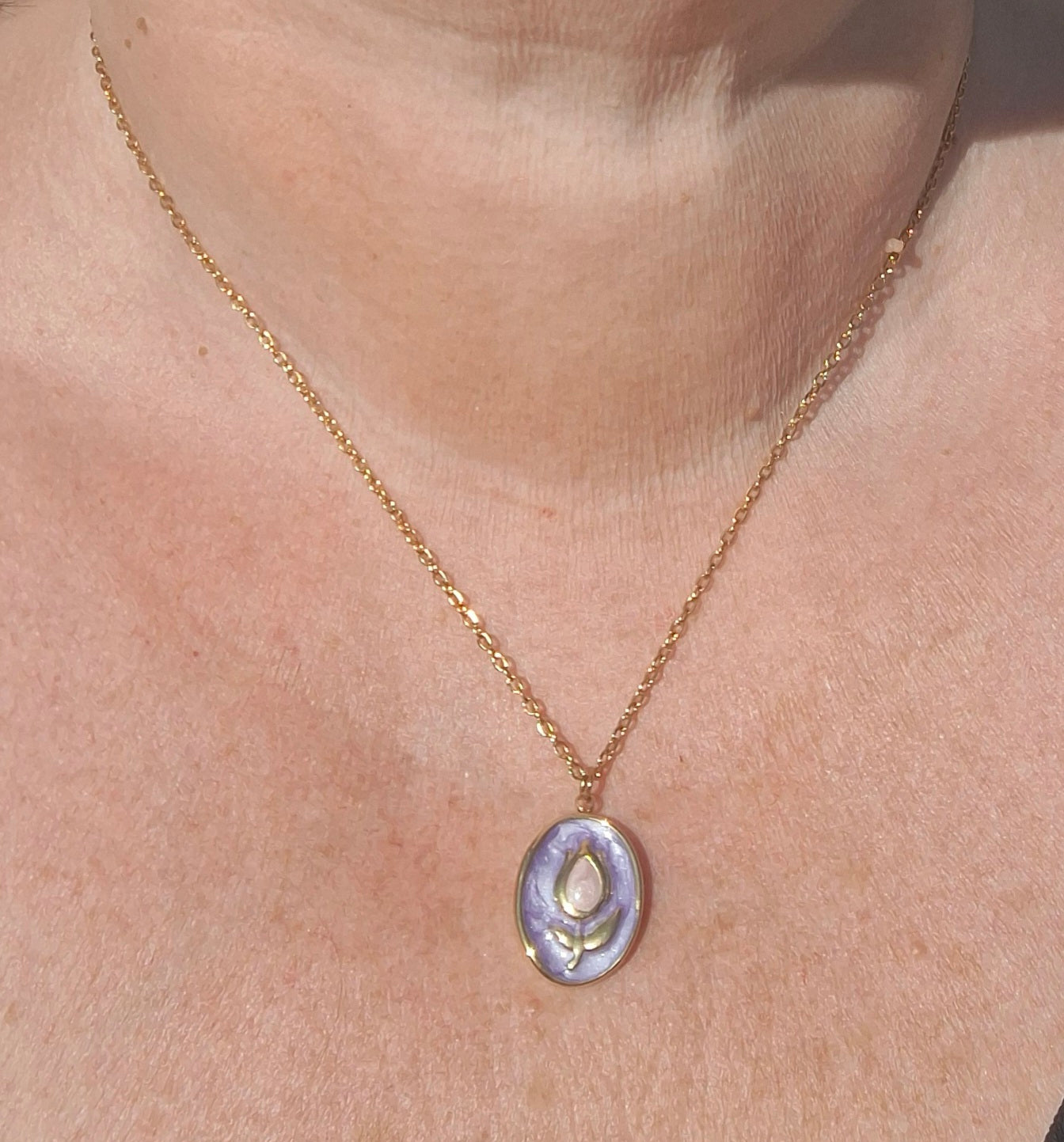 Gold chain necklace in 316 stainless steel and pretty pendant in 316 stainless steel and enamel with tulip motif