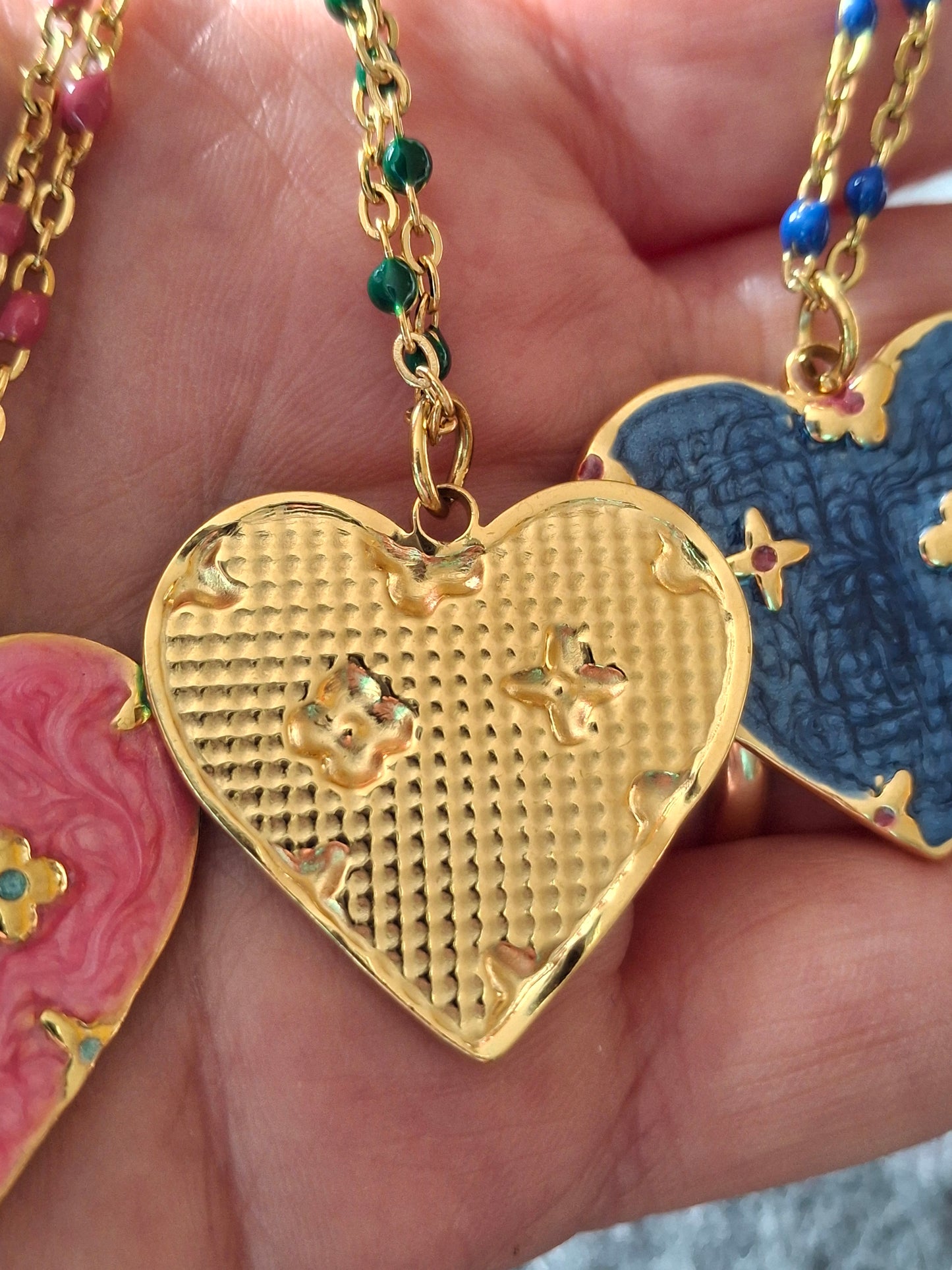 Collier chaîne dorée acier inoxydable stainless steel et perles en email coloré, grand pendentif coeur stainless steel 316 et email