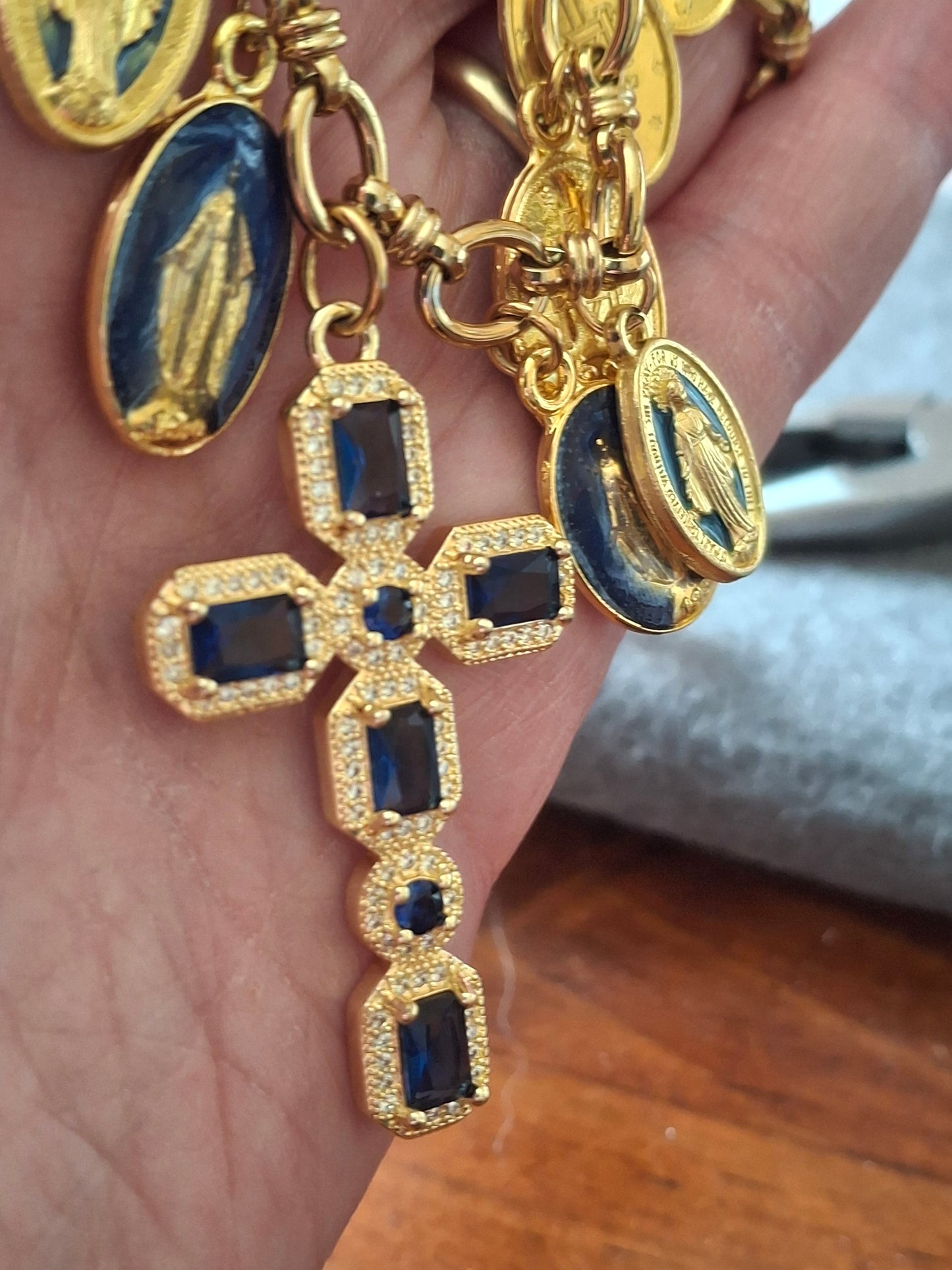 Halskette, Panzerkette, Edelstahl 316, großes Barockkreuz, 18 Karat vergoldet, mit AAA-Zirkonia besetzt und Madonna-Anhänger