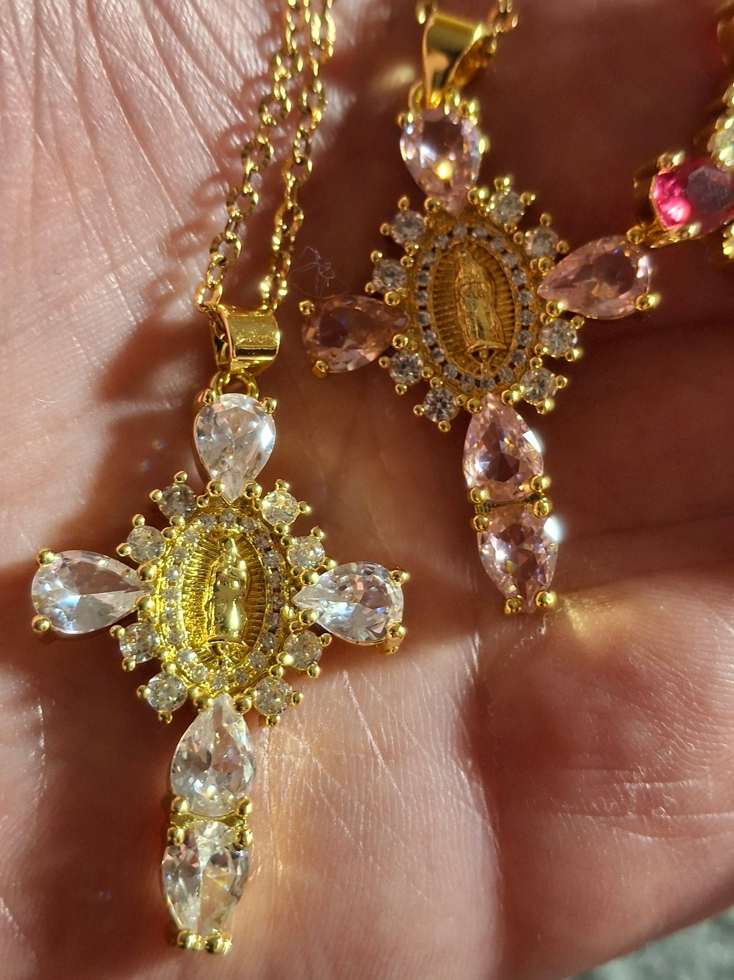 Collier chaîne dorée acier inoxydable stainless steel 316 ,croix baroque madone plaqué or 18K serti zirconium et cristal AAA