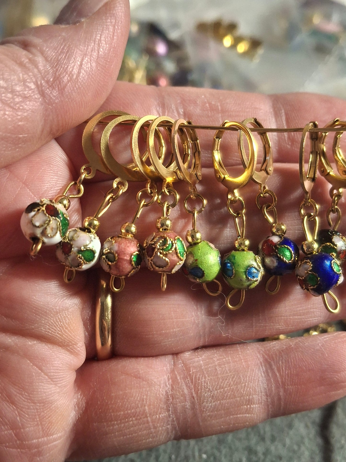 Boucles d oreilles mini creole et perle en émail cloisonné handmade