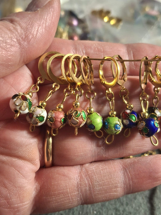 Boucles d oreilles mini creole et perle en émail cloisonné handmade