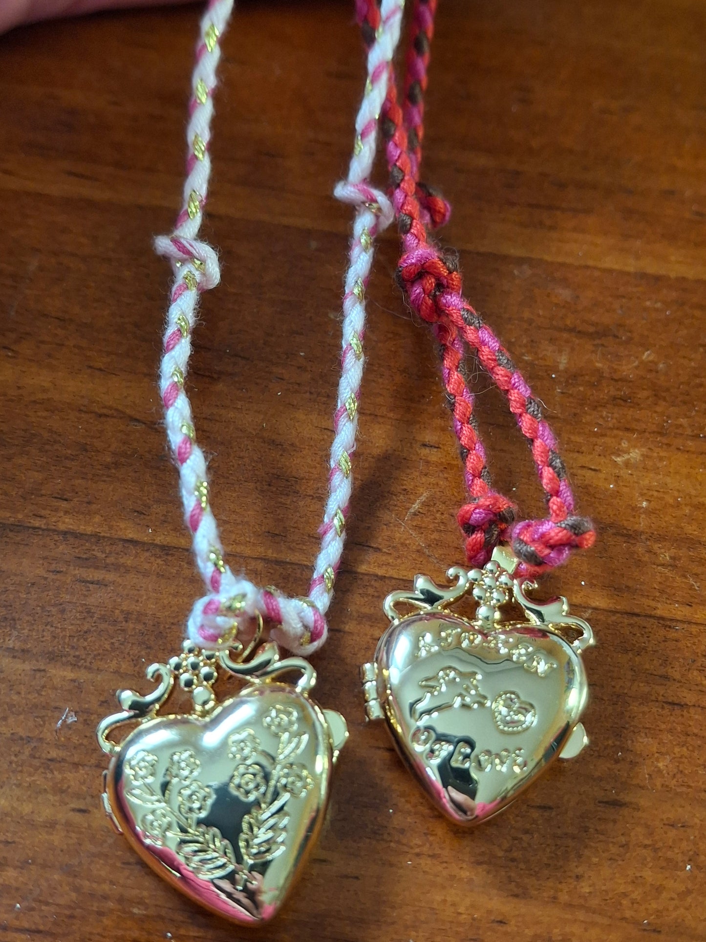 Handgefertigtes, verstellbares, geflochtenes Halsband mit Herzanhänger als Fotohalter.