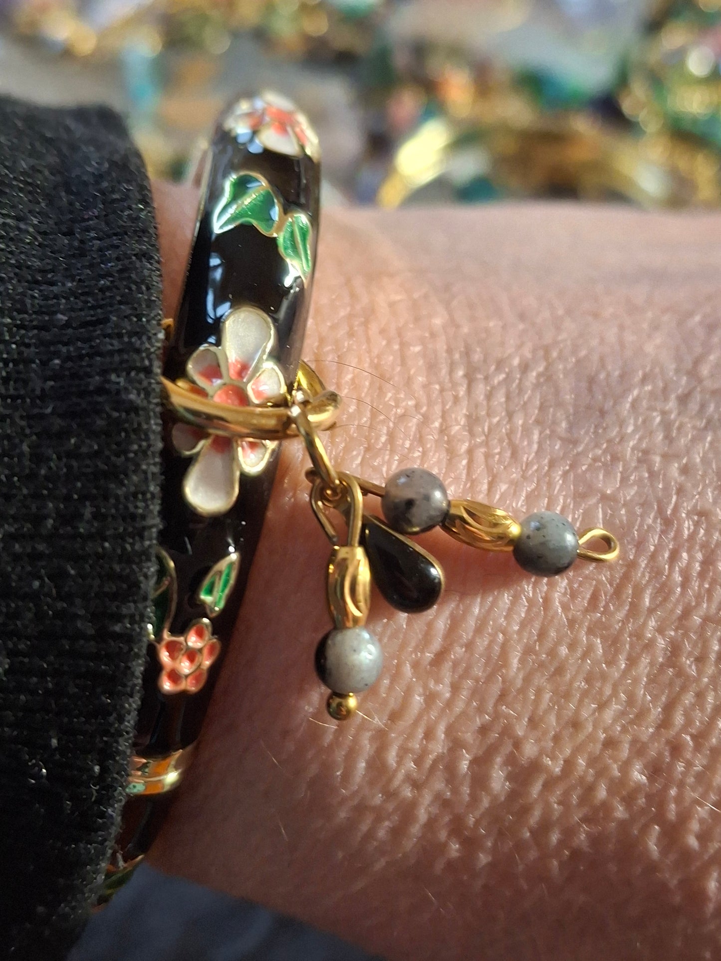 Joli jonc à ressort en email cloisonné motif fleurs et perles