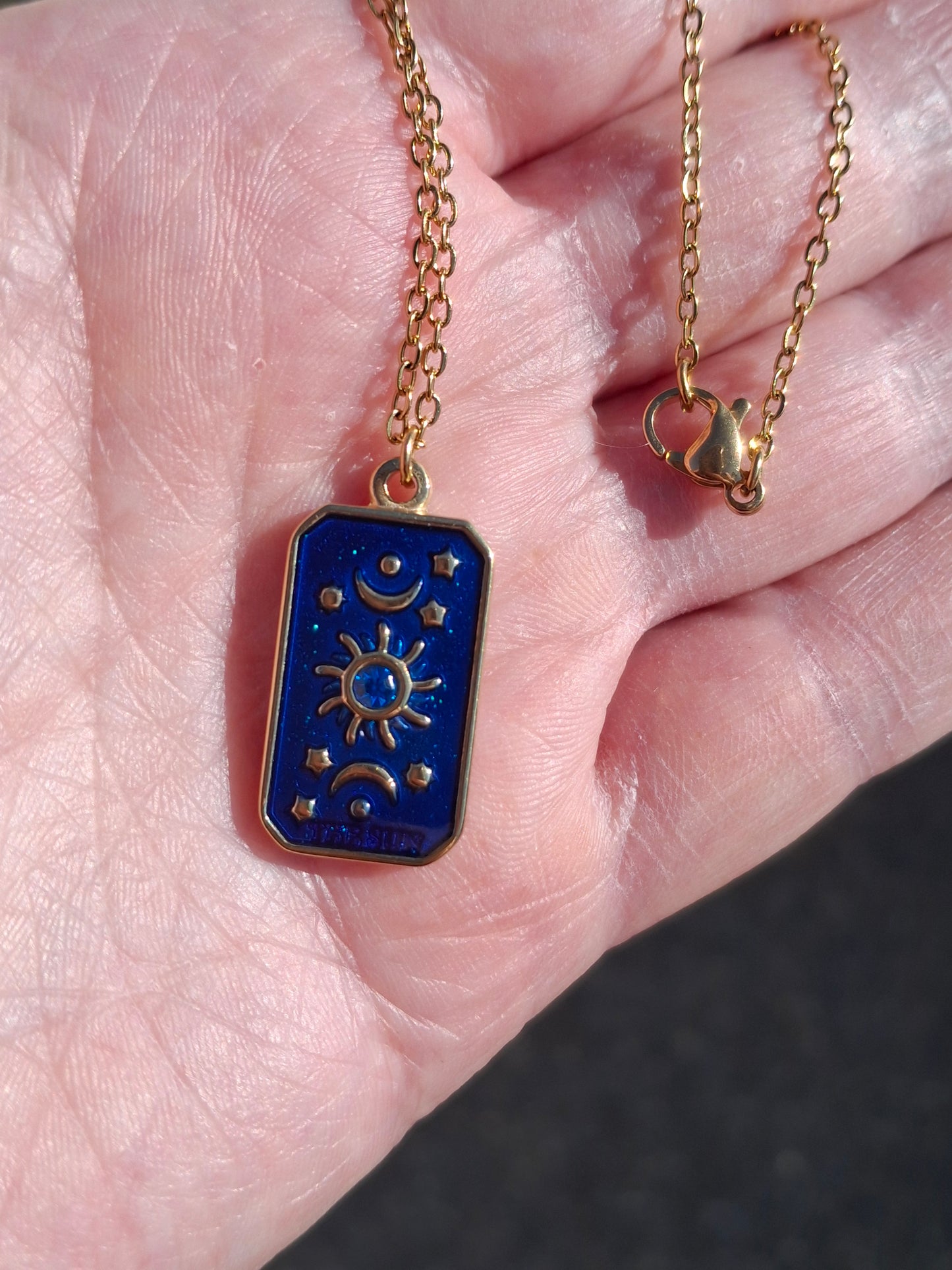 Collier chaîne dorée acier inoxydable stainless steel 316 ,pendentif carte tarot en acier inoxydable stainless steel 316 et email bleu