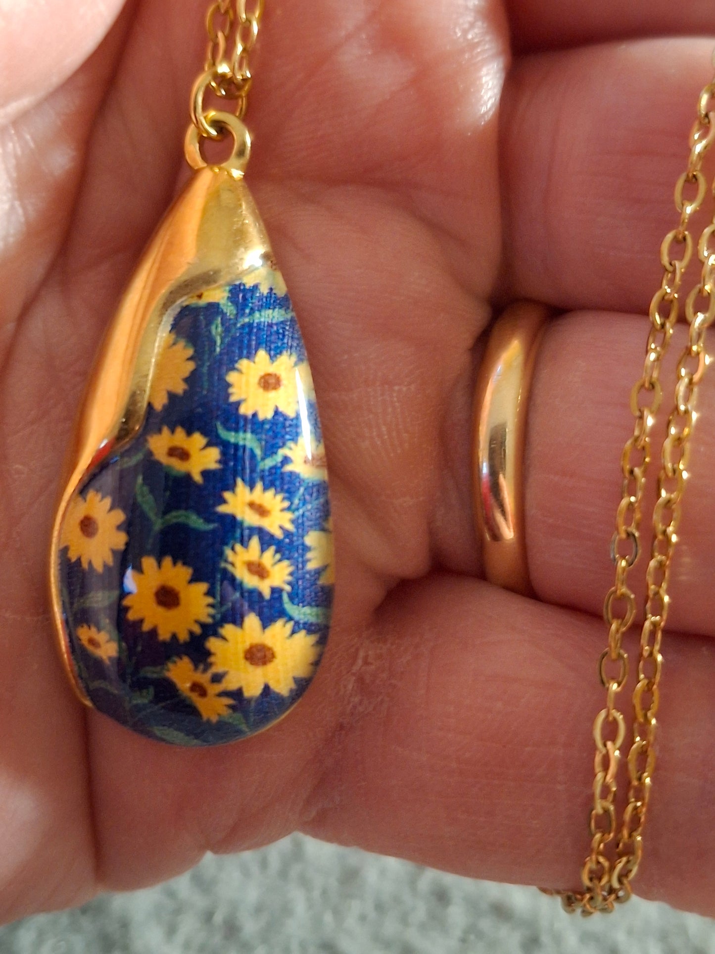 Collier chaîne dorée acier inoxydable stainless steel 316 pendentif goutte motif marguerite