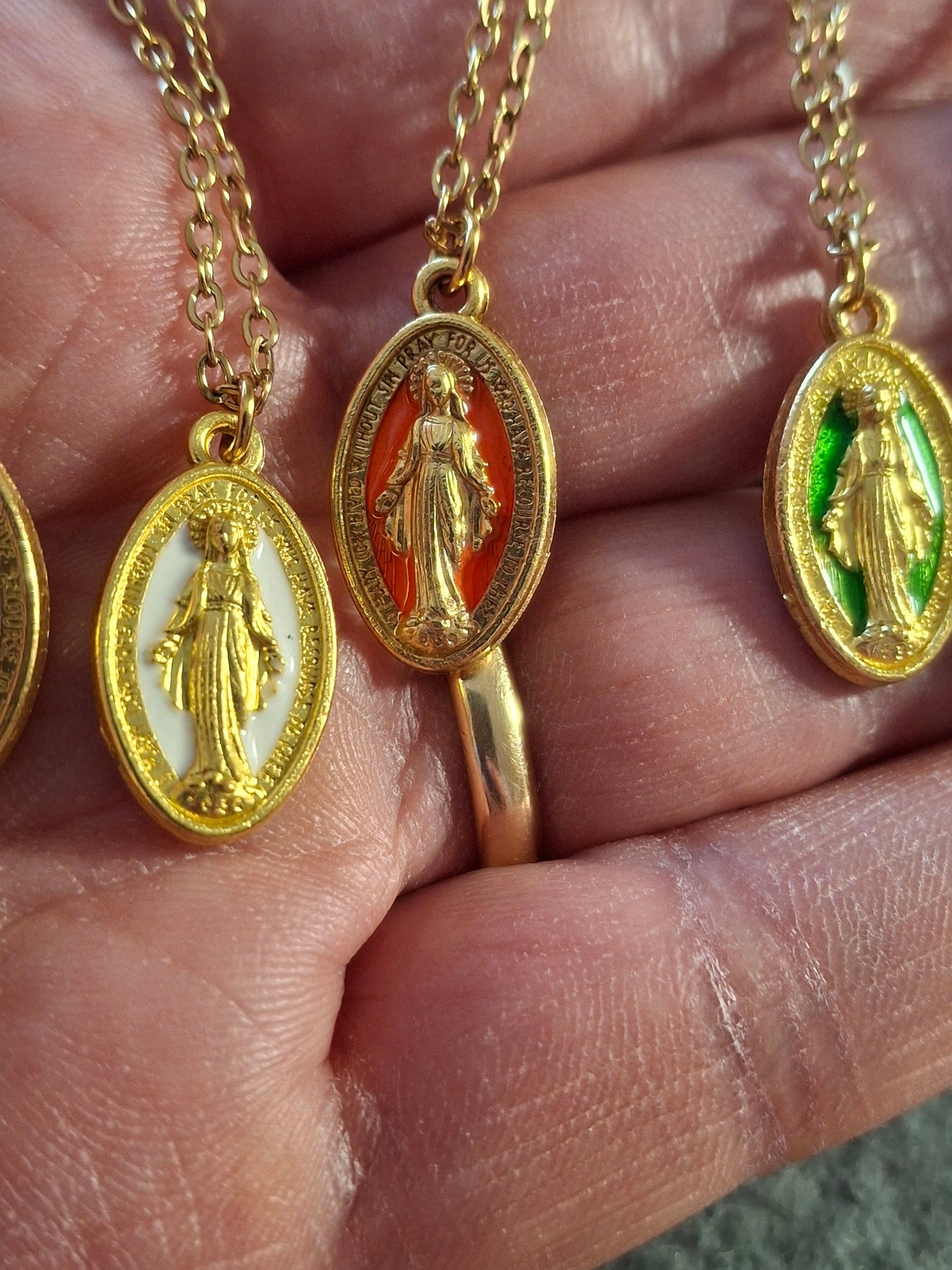 Collier chaîne dorée acier inoxydable stainless steel 316 madone cuivre plaqué or et email