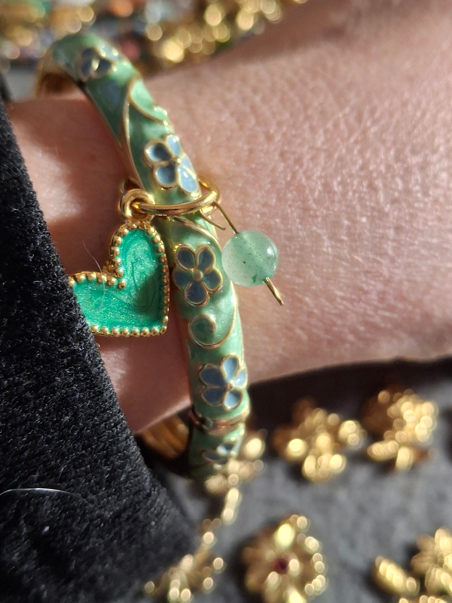 Jonc rigide email cloisonné à ressort motif fleurs breloques