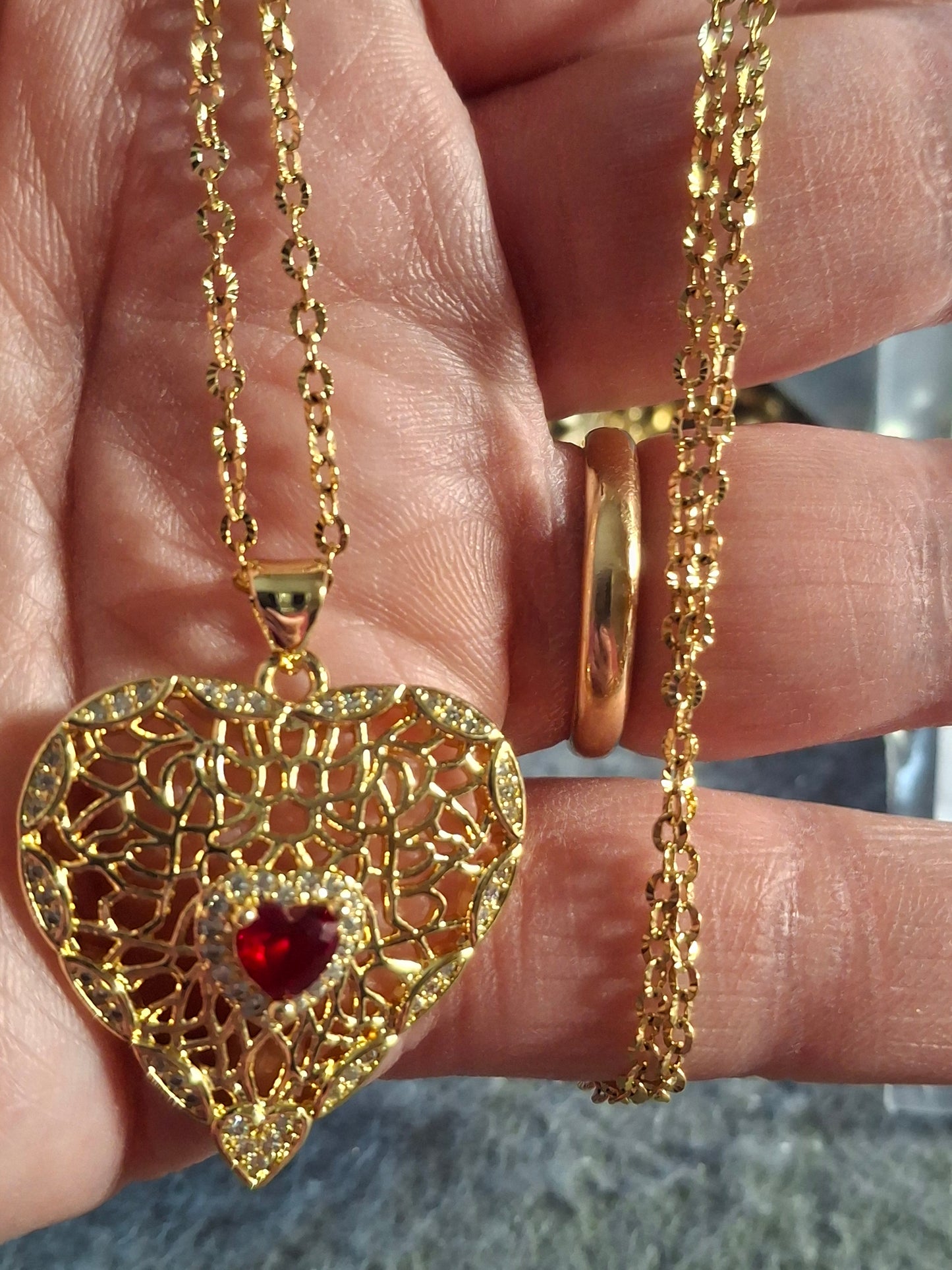 Collier chaîne dorée acier inoxydable stainless steel 316 pendentif coeur ajouré plaqué or 18K serti cristal et zirconium AAA austrian