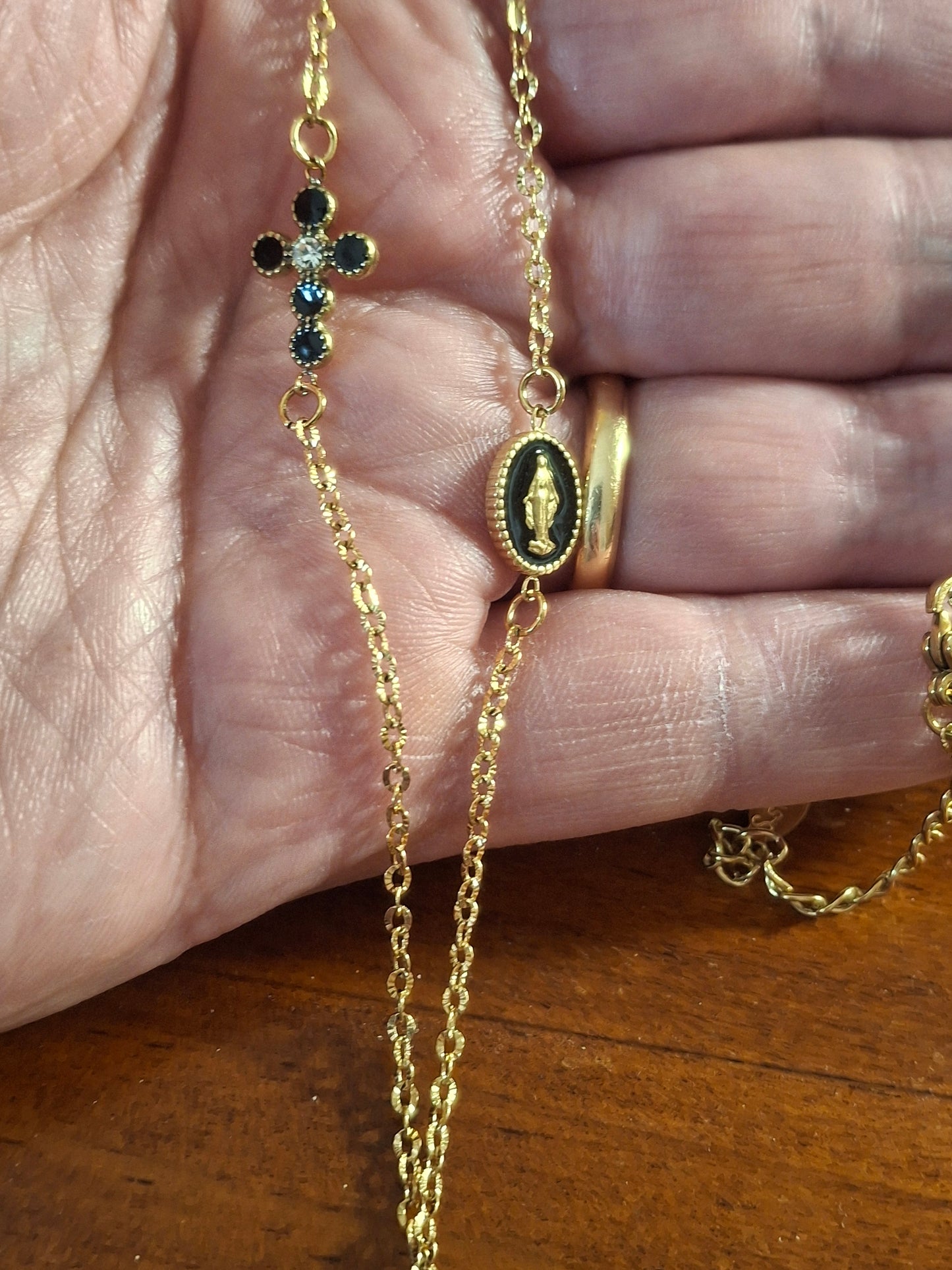 Collier chaîne dorée acier inoxydable striée stainless steel 316 madone et croix stainless steel 316 plaqué or et email noir handmade