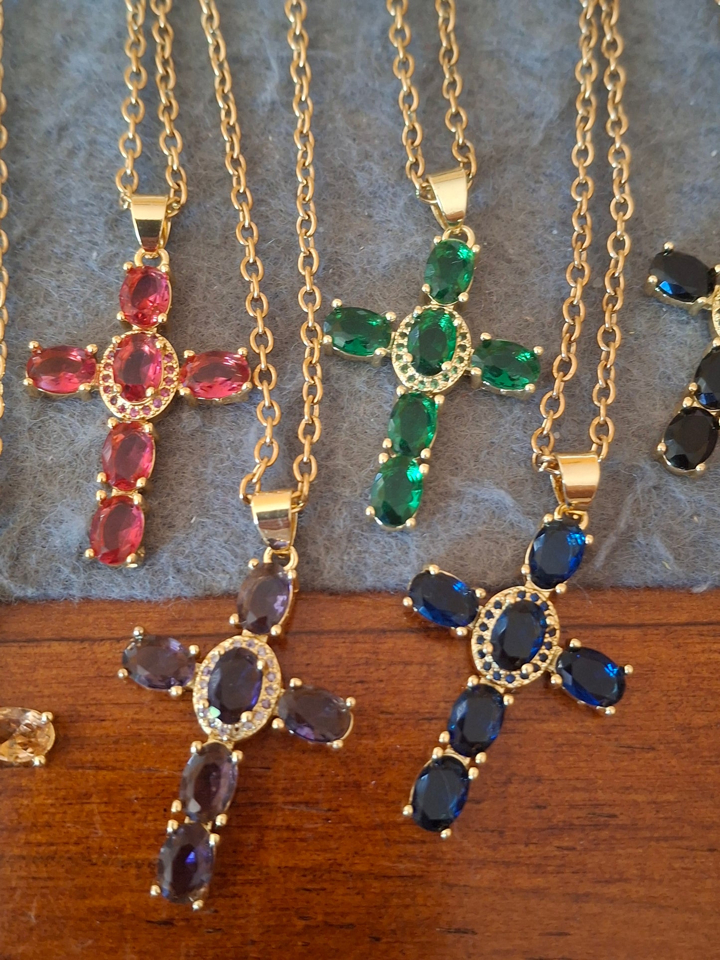 Goldene Halskette aus 316er Edelstahl und 18K vergoldetem Kreuz mit Kristall- und AAA-Zirkonia-Besatz