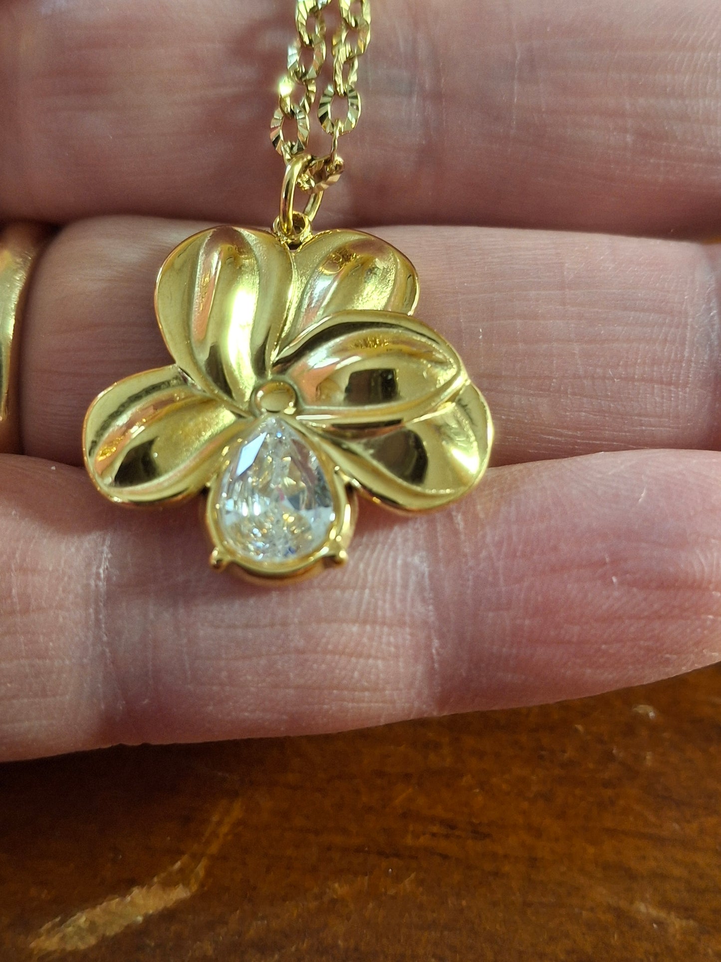 Collier chaîne dorée acier inoxydable stainless steel 316 et fleurs stainless steel 316 polis