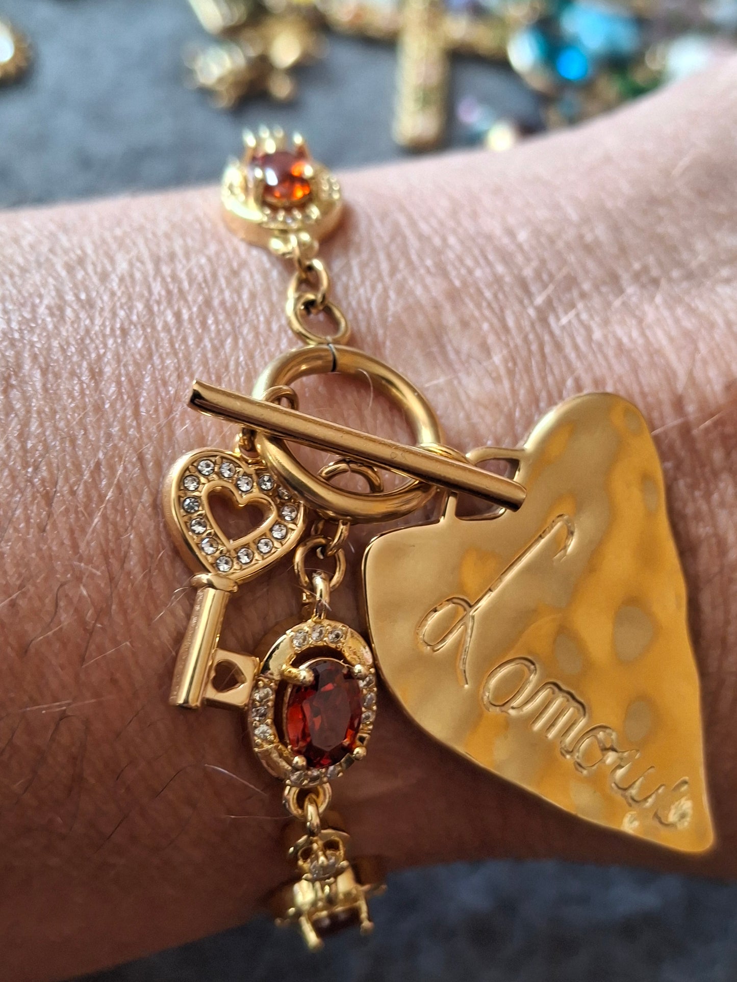 Bracelet maille gourmette stainless steel serti cristal rouge/ orange, grand cœur et clef stainless steel 316 fermoir toggle handmade