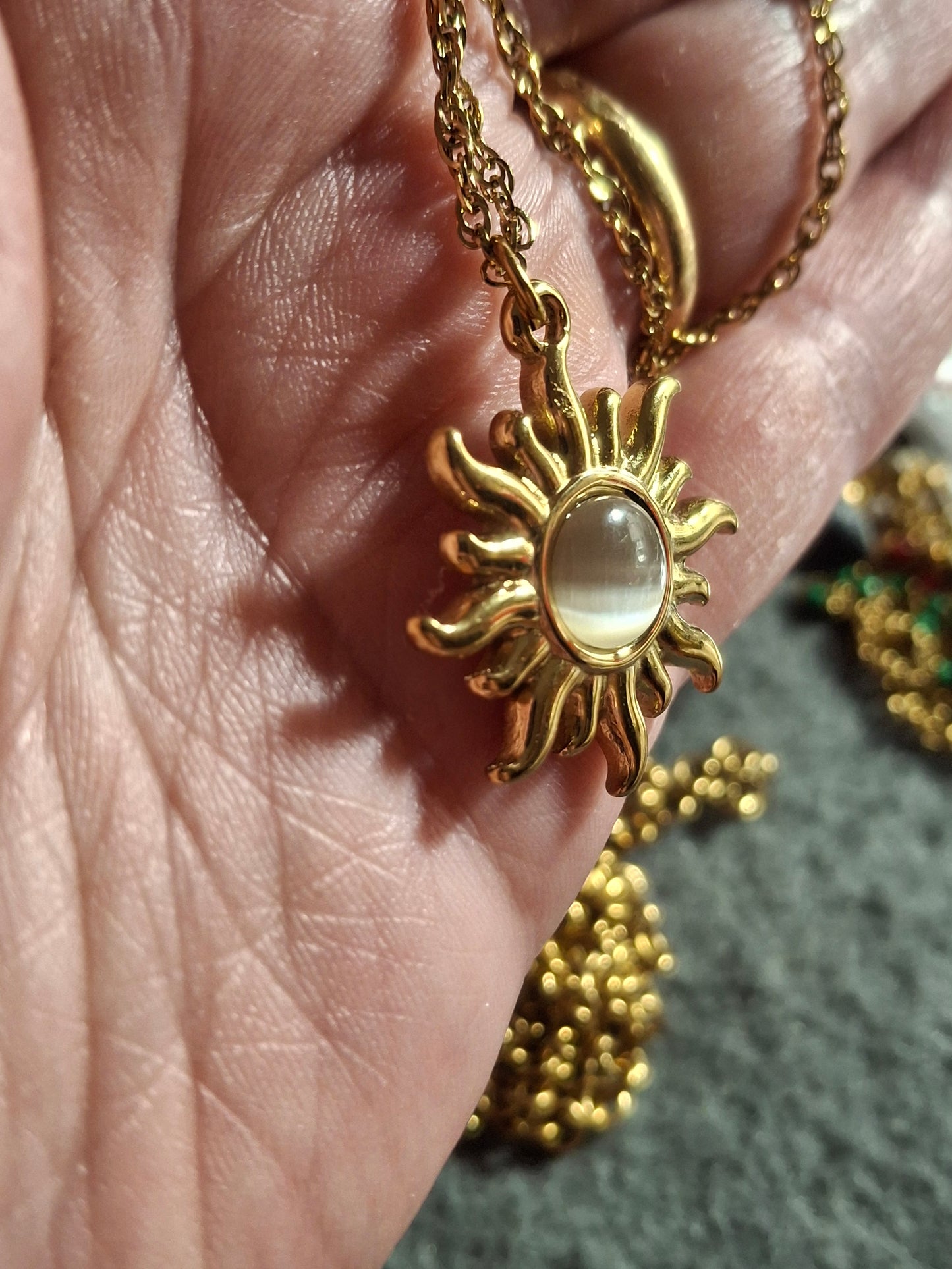 Kette mit gedrehter Kette aus Edelstahl 316, Sonnen- oder ovaler Anhänger aus Edelstahl 316 und Mondstein