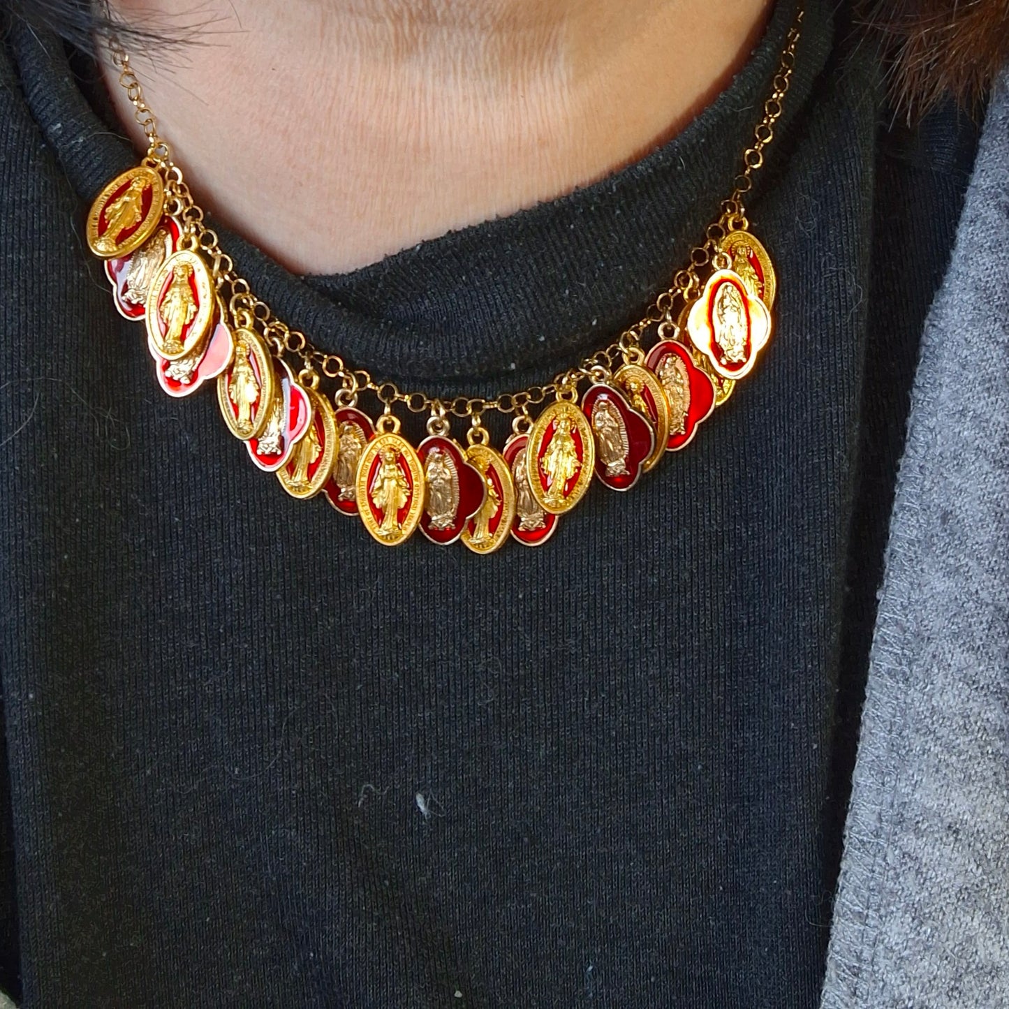 Collier chaîne dorée acier inoxydable rolo plaqué or et breloques madone handmade