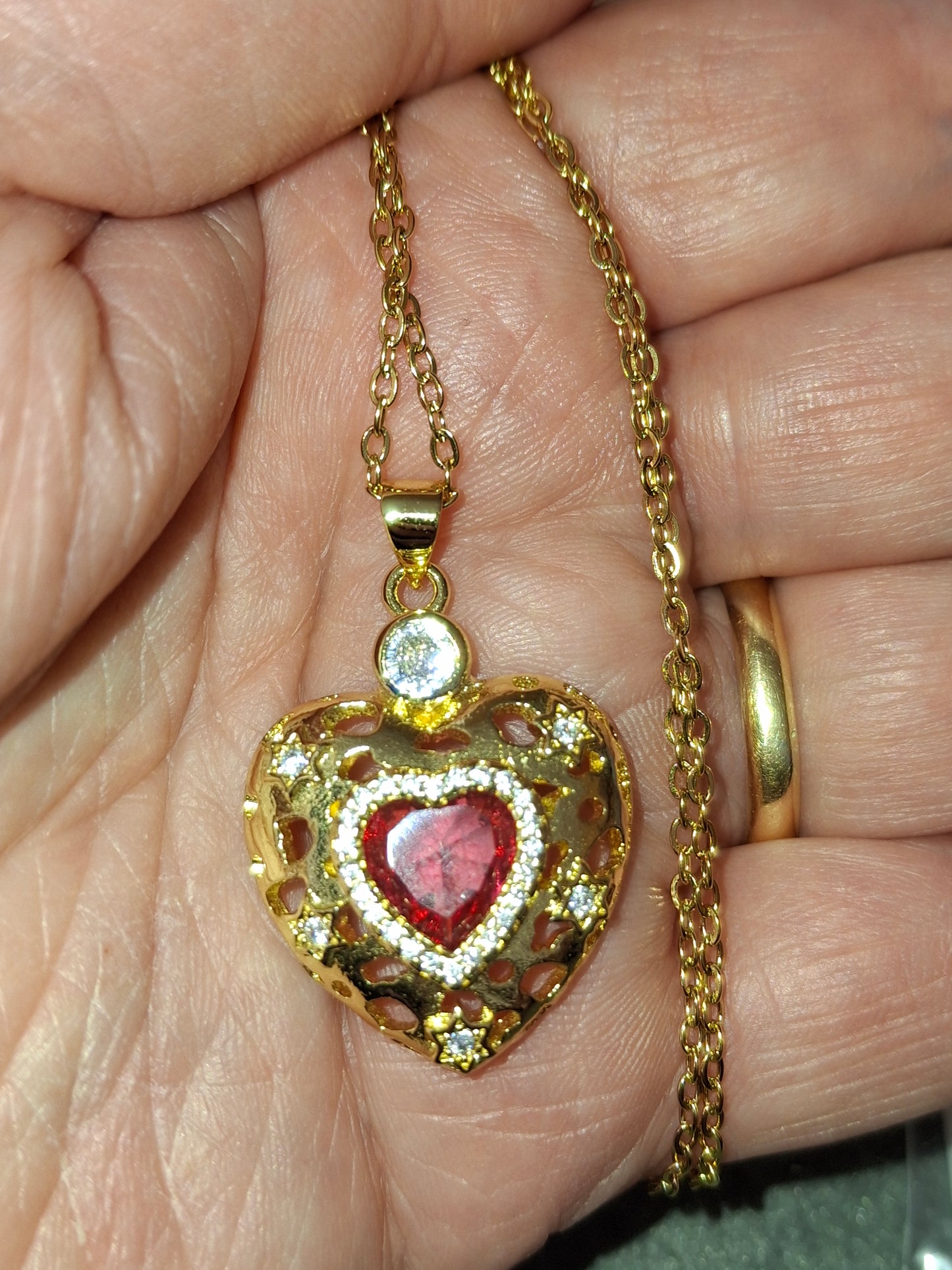 Collier chaîne dorée acier inoxydable stainless steel 316 pendentif coeur plaqué or 18K serti zirconium et cristal AAA austrian