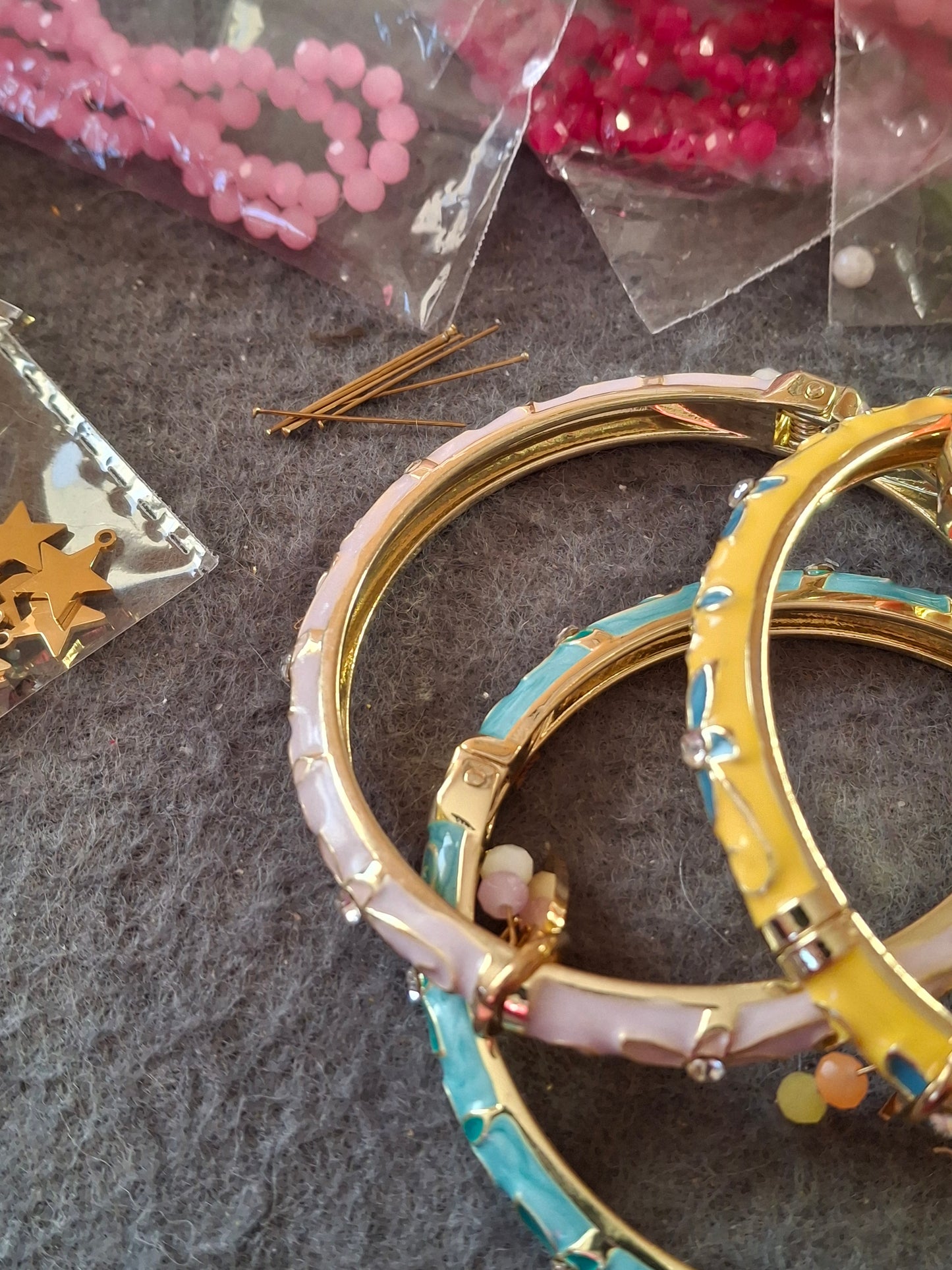 Joli jonc rigide à  ressort en email cloisonné serti zirconium plaqué or 18K