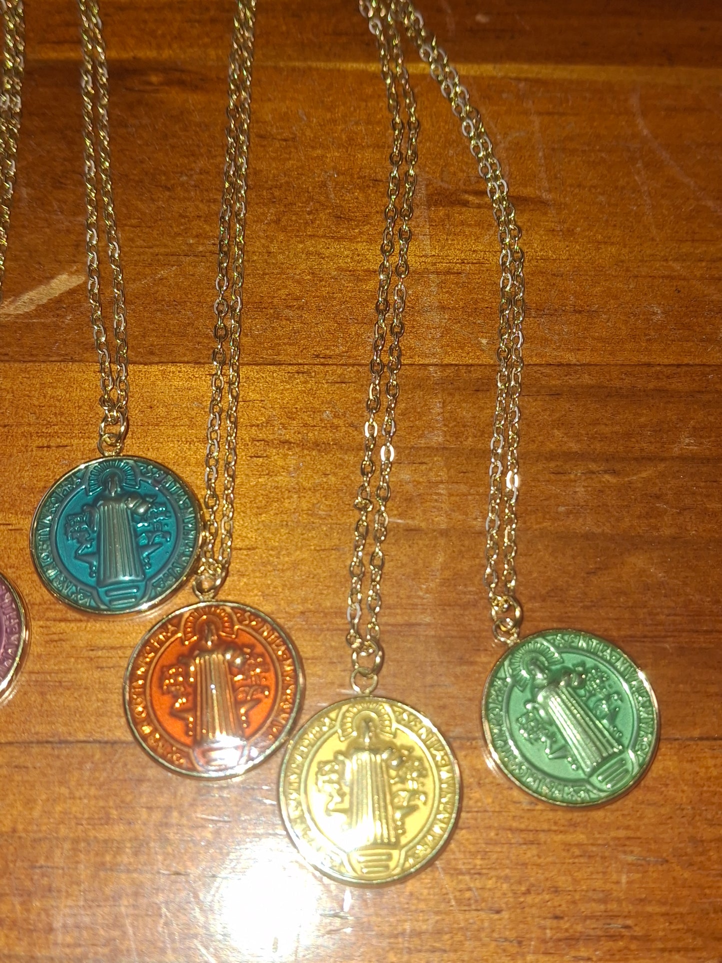 Halskette aus vergoldetem Edelstahl (316) mit Anhänger aus Edelstahl und Emaille in Form eines Propheten.