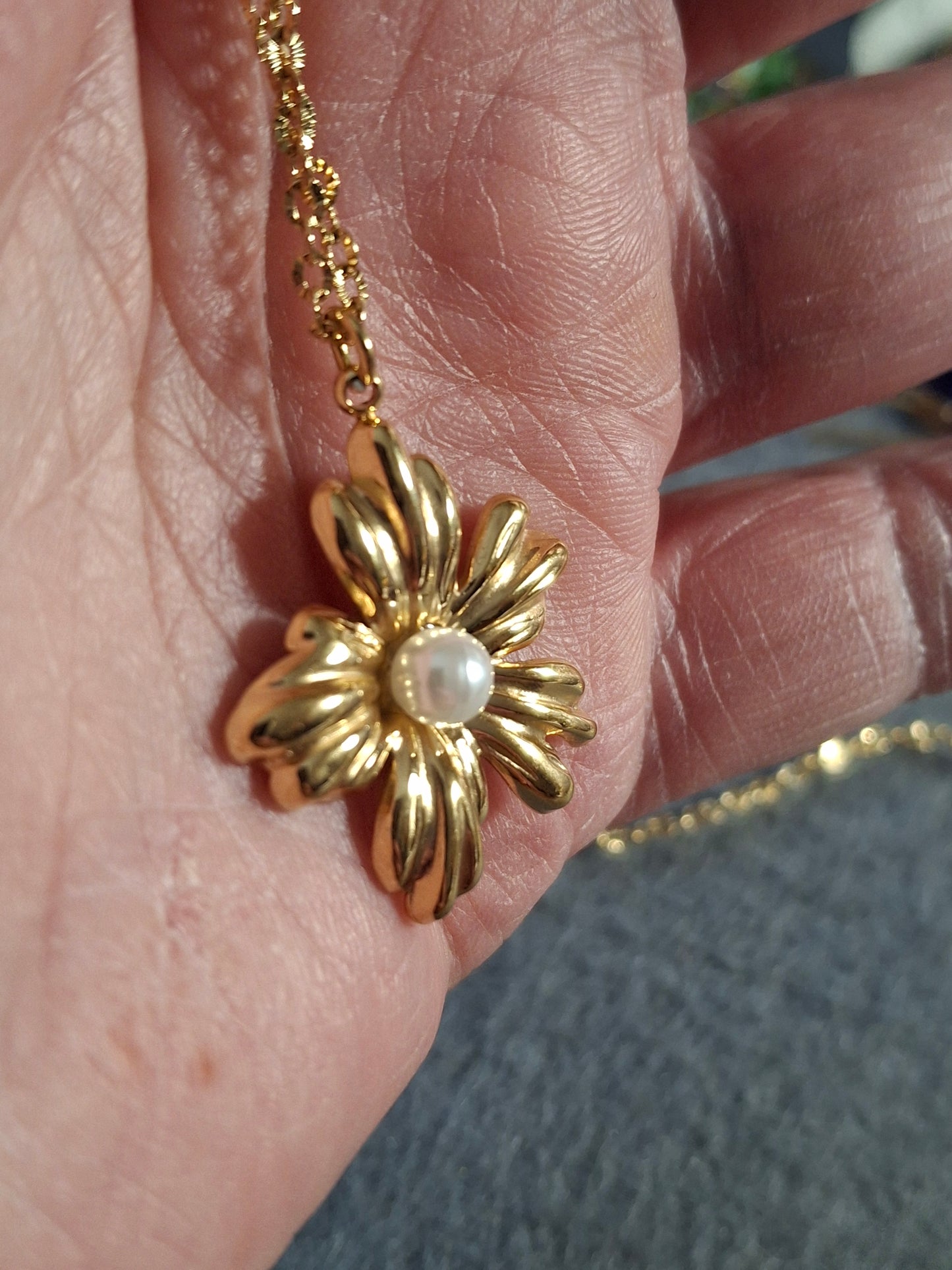 Collier chaîne dorée acier inoxydable stainless steel 316 pendentif fleur acier inoxydable stainless steel 316 et perle d imitation