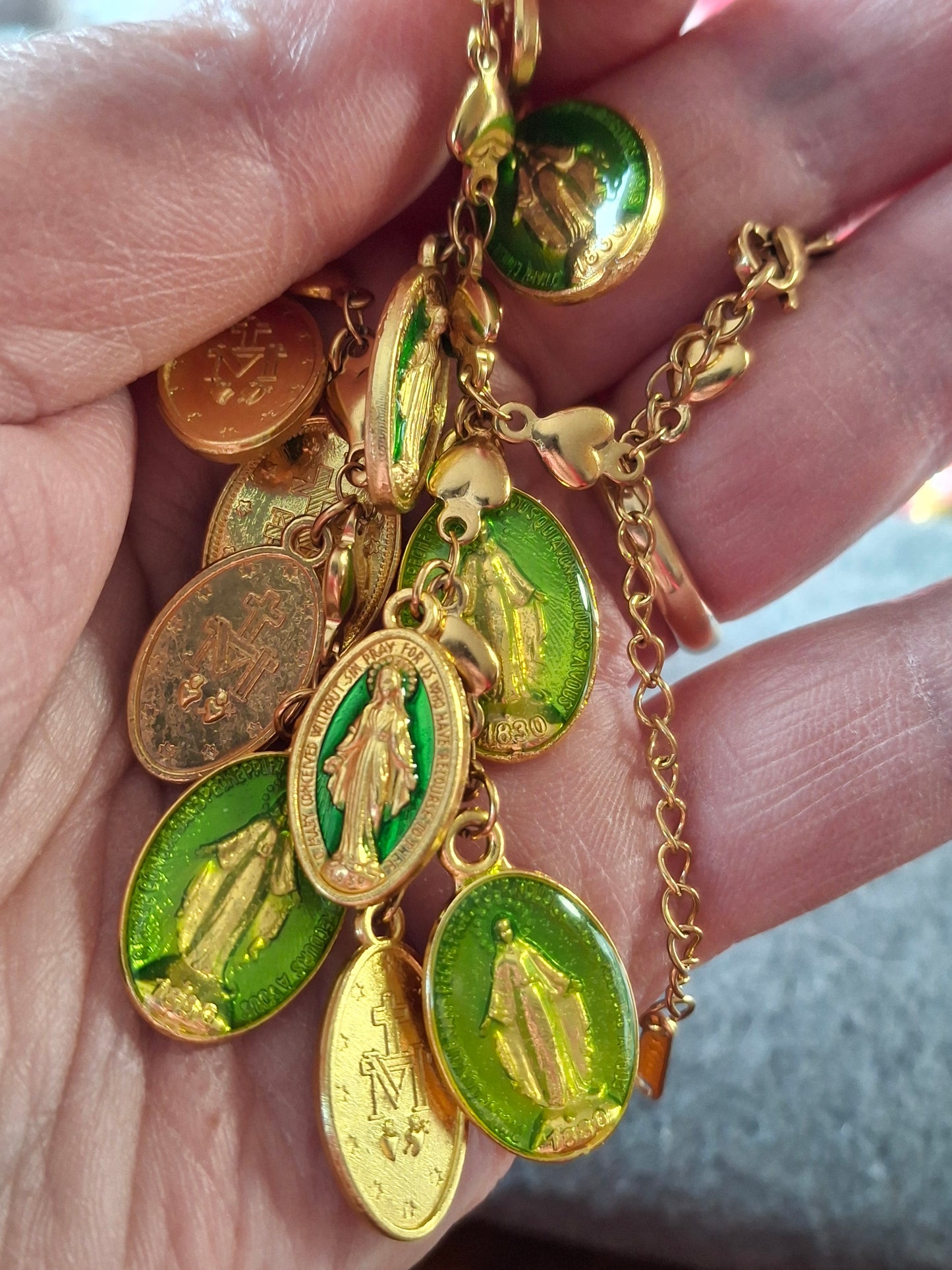 Collier chaîne dorée acier inoxydable stainless steel motif fleur breloques madone handmade réglable