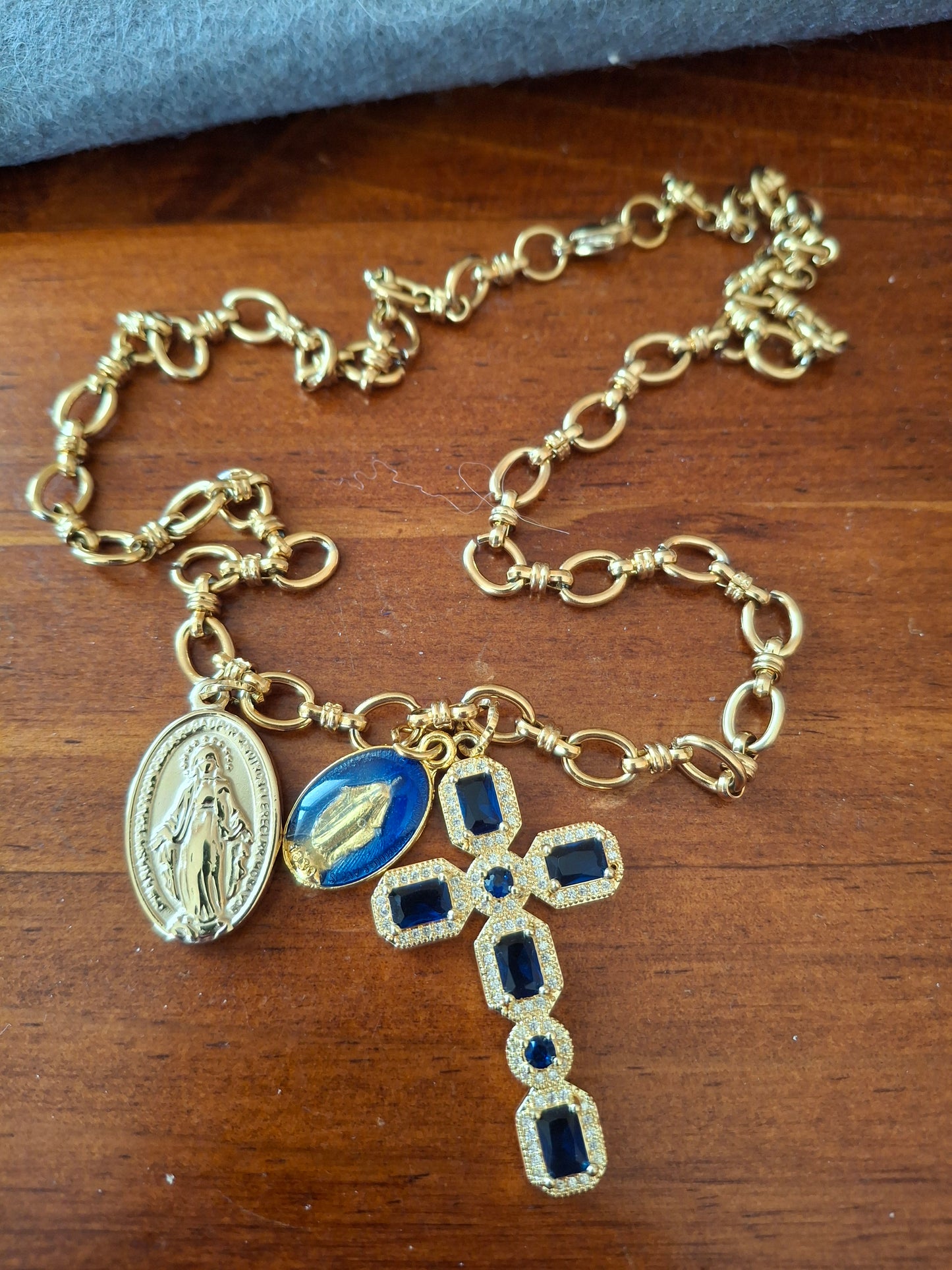 Collier chaîne acier inoxydable stainless steel 316 grand croix baroque plaqué or 18K serti cristal et zirconium AAA, madone