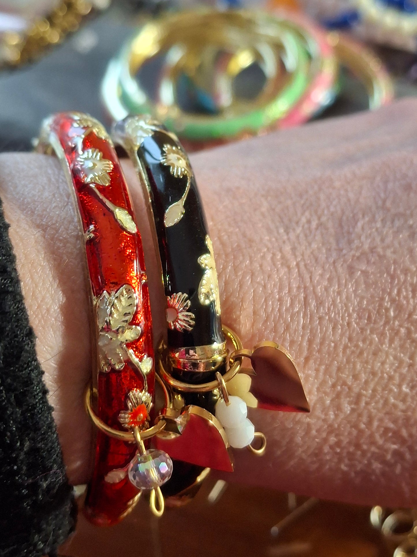 Jonc email cloisonné et breloques