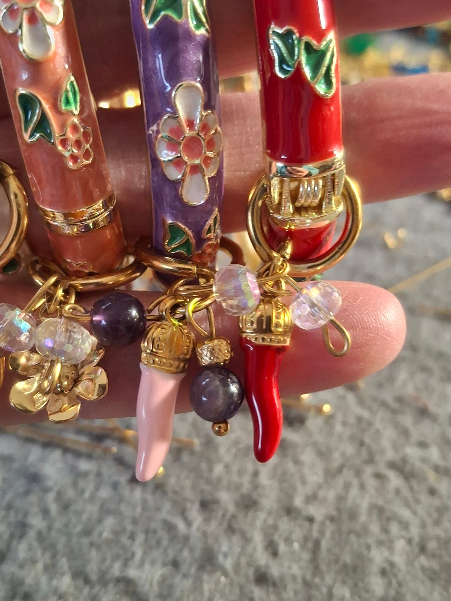 Joli jonc rigide à ressort en email cloisonné et breloques