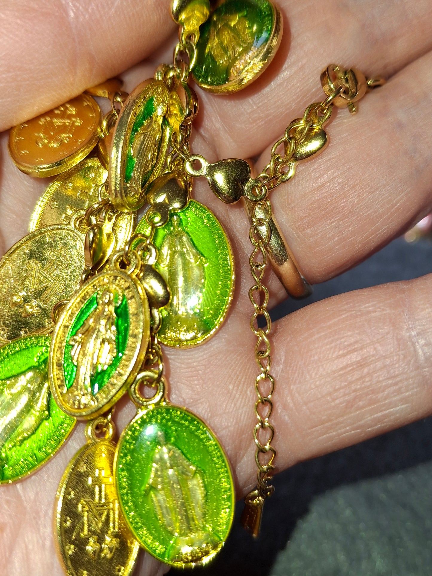 Collier chaîne dorée acier inoxydable stainless steel motif fleur breloques madone handmade réglable