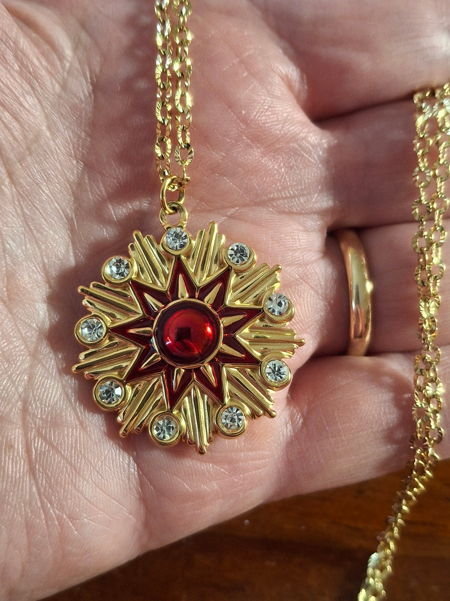 Collier chaîne dorée acier inoxydable stainless steel 316 et pendentif stainless steel 316 poli motif étoile email rouge serti zirconium