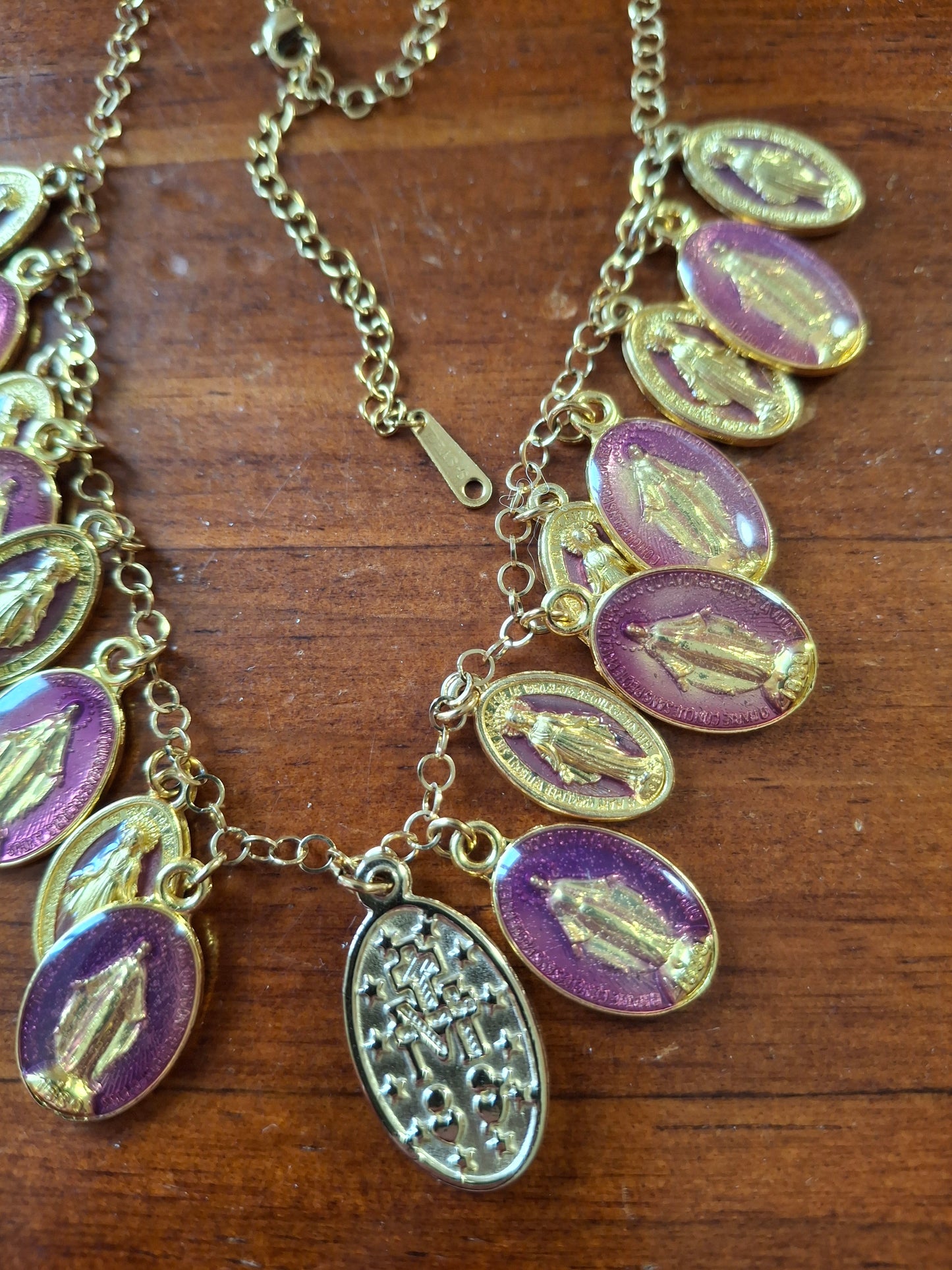 Collier chaîne rolo acier inoxydable stainless steel plaqué or 18K breloques madone handmade réglable