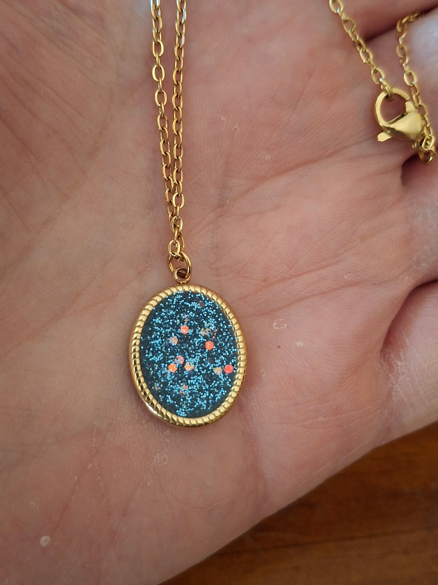 Collier chaîne dorée acier inoxydable stainless steel 316 et pendentif stainless steel 316 poli,email coloré bleu et paillettes