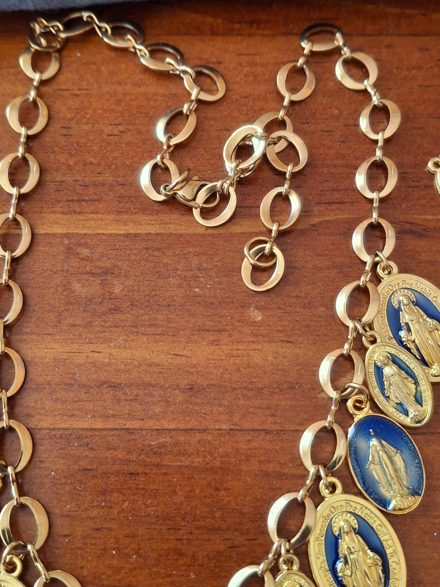 Collier chaîne dorée acier inoxydable stainless steel 316 et breloques madone handmade