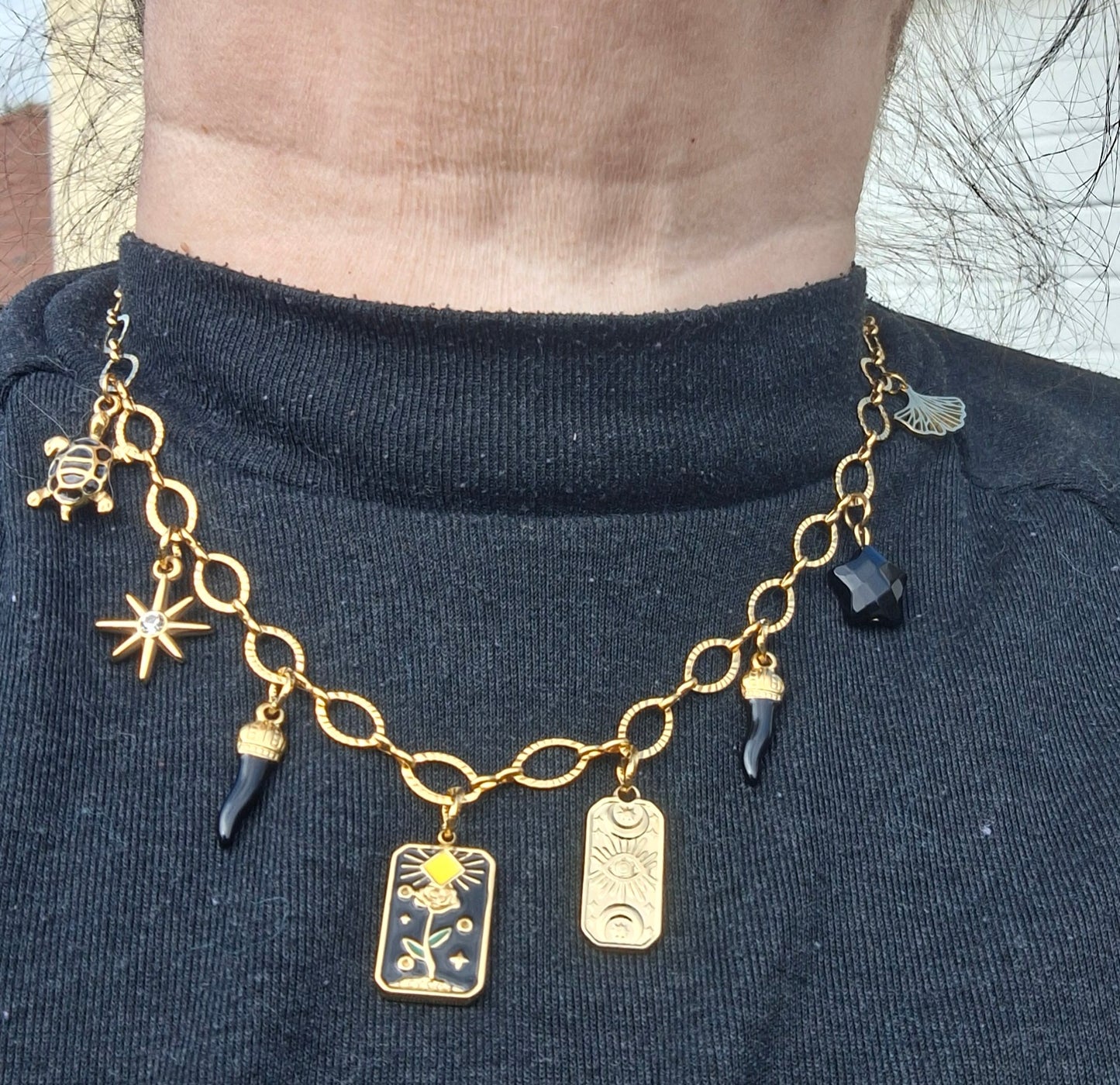 Halskette aus vergoldetem Edelstahl 316 mit Anhängern aus Edelstahl 316, handgefertigt.