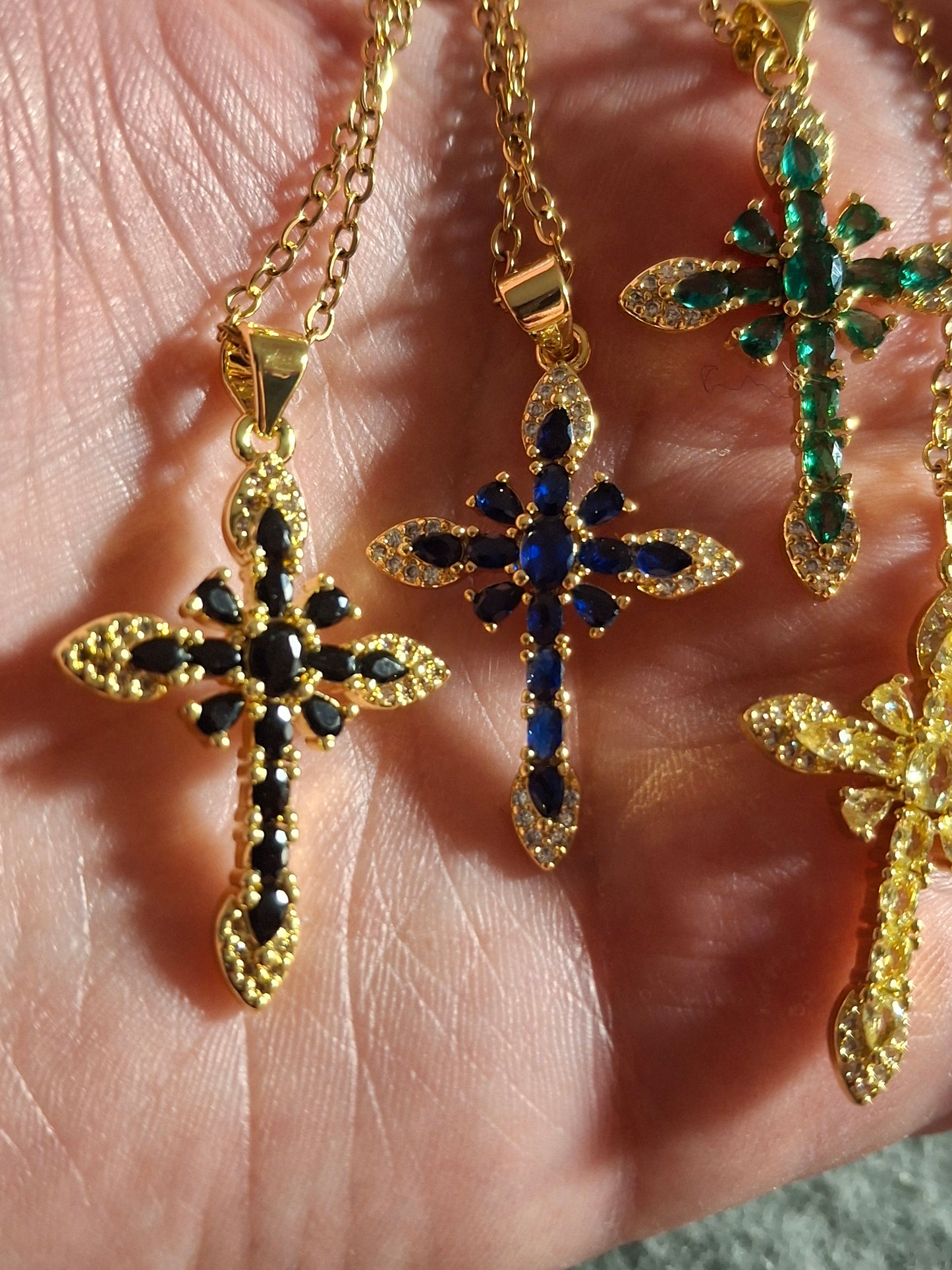Halskette, vergoldete Edelstahlkette 316, barockes Kreuz, 18K vergoldet, Zirkonia- und AAA-Kristallbesatz