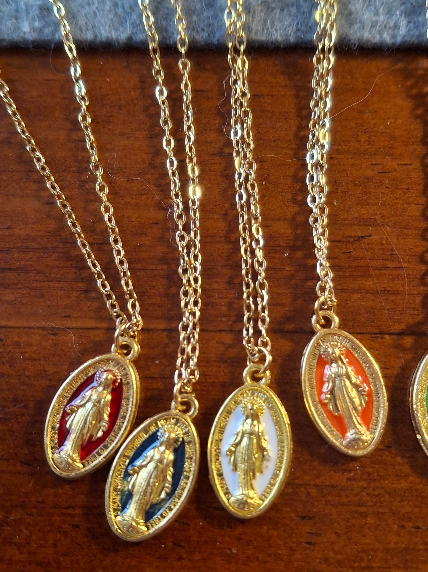 Collier chaîne dorée acier inoxydable stainless steel 316 madone cuivre plaqué or et email