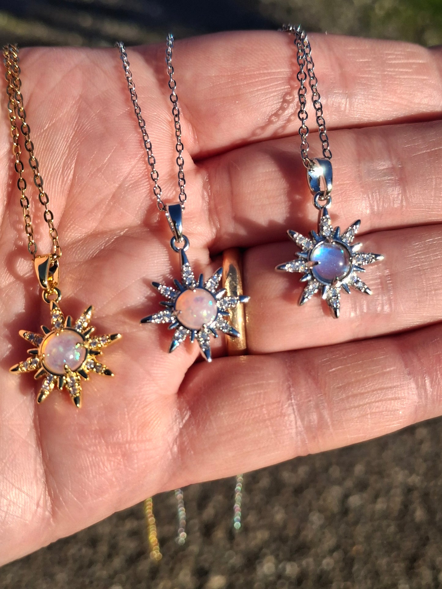 Halskette aus Edelstahl 316 mit Sonnenanhänger aus Edelstahl 316, besetzt mit Zirkonia, verstellbar.