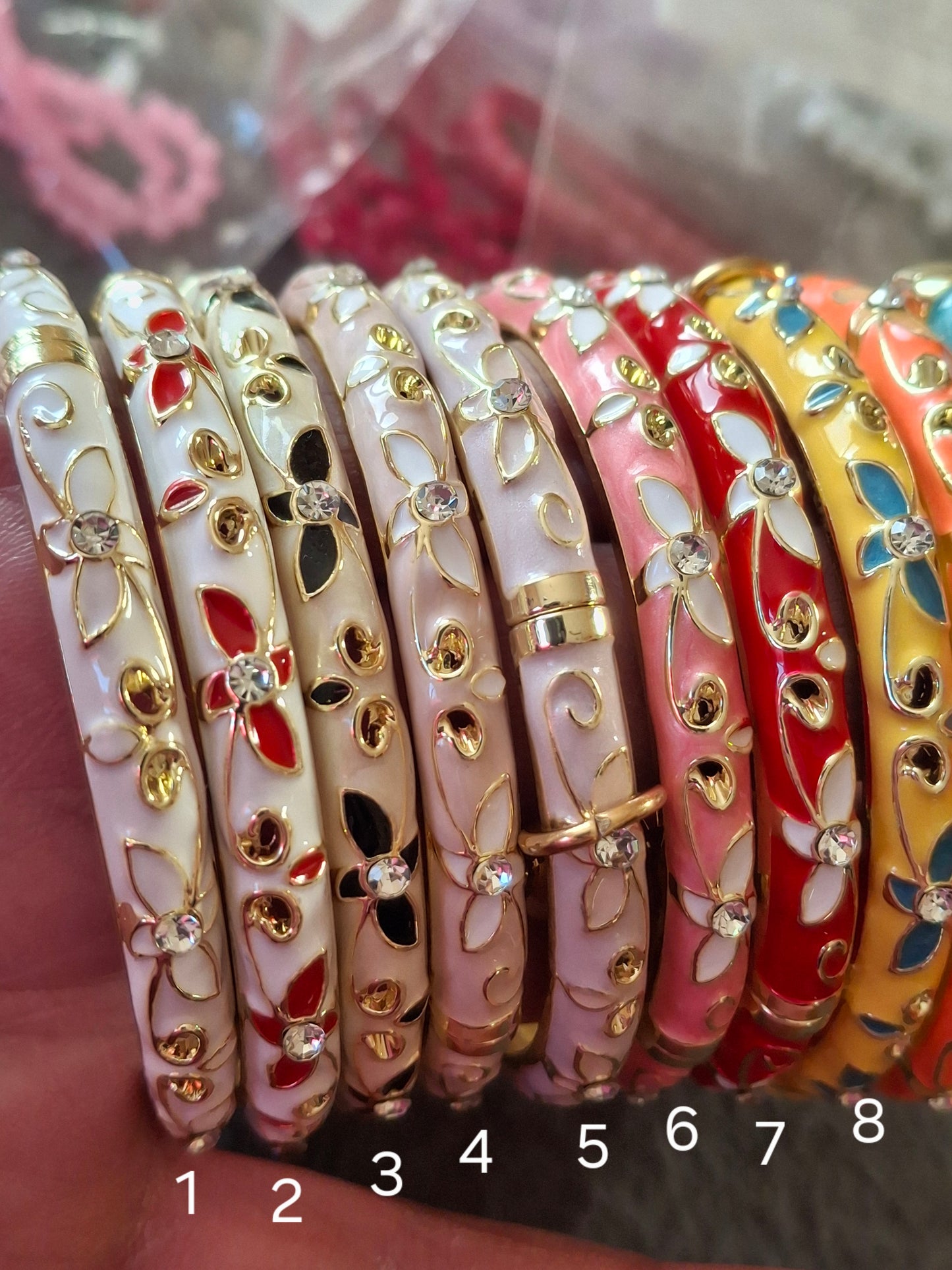 Joli jonc rigide à  ressort en email cloisonné serti zirconium plaqué or 18K