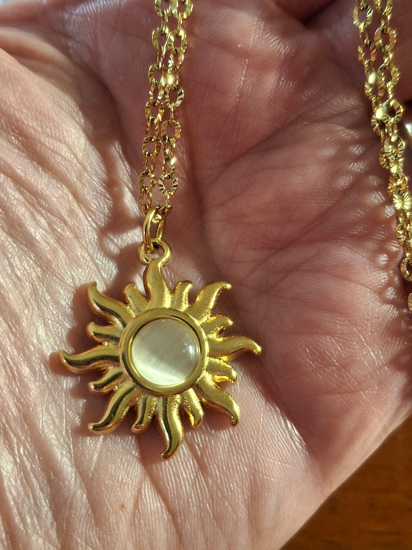 Goldfarbene Halskette aus geriffeltem Edelstahl 316 und poliertem Edelstahl-Sonnenanhänger 316.