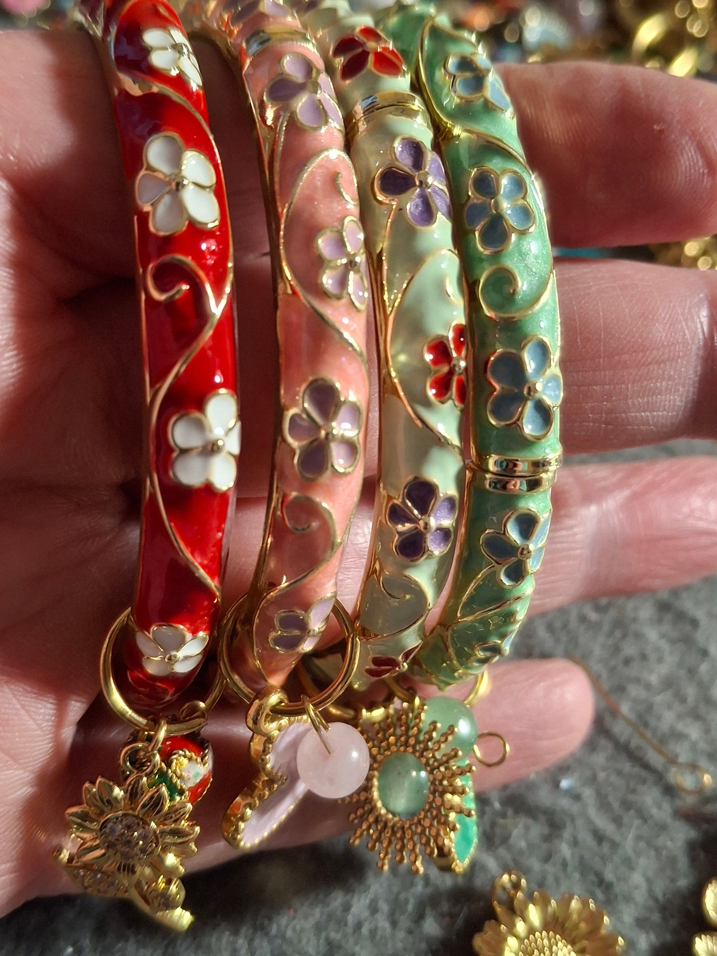 Jonc rigide email cloisonné à ressort motif fleurs breloques