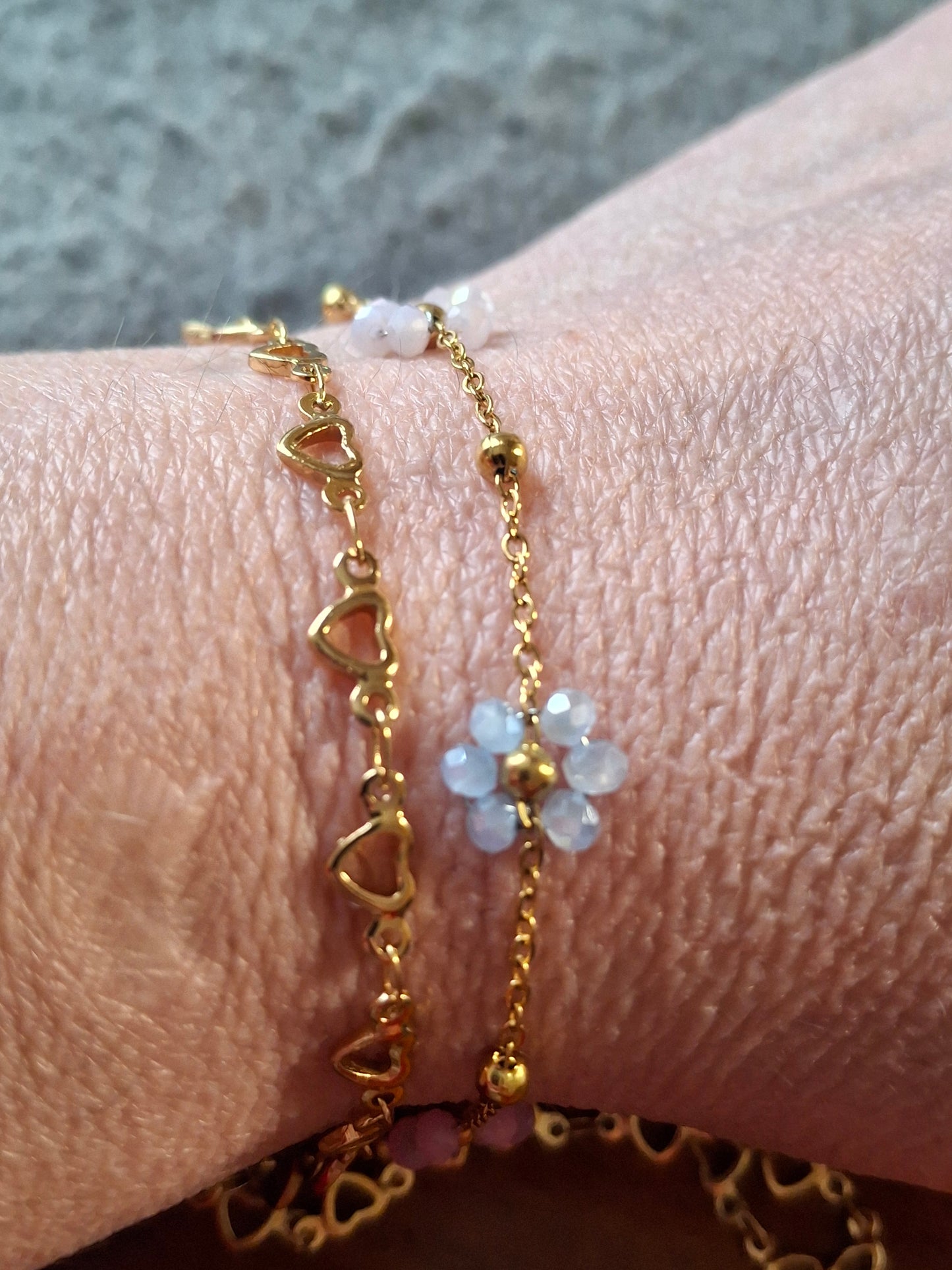 Bracelet double rang chaîne dorée acier inoxydable stainless steel motif fleurs et cœurs uniquement sur mesure