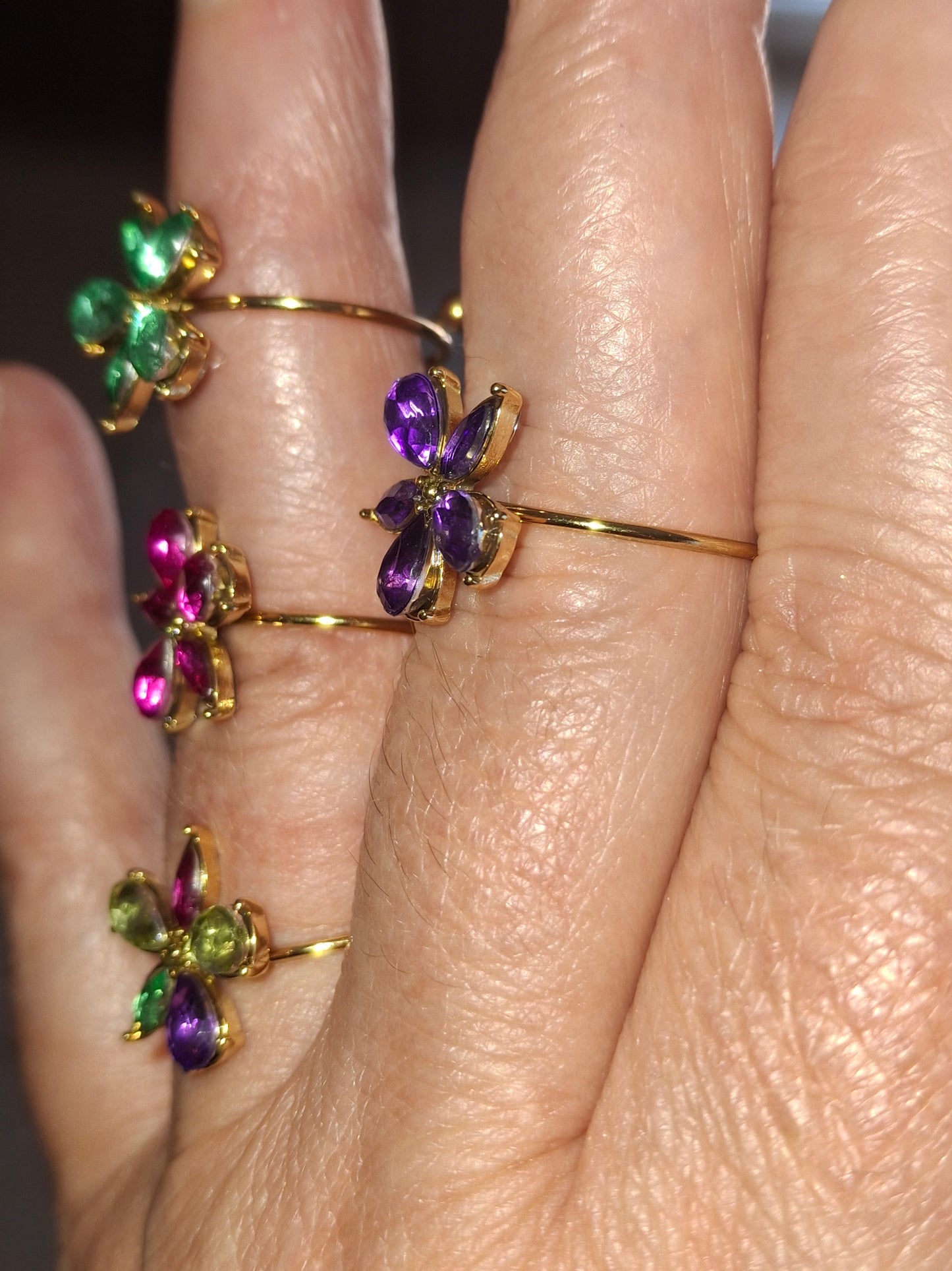 Sehr schöner Ring aus Edelstahl 316 mit Kristallbesatz, verstellbar