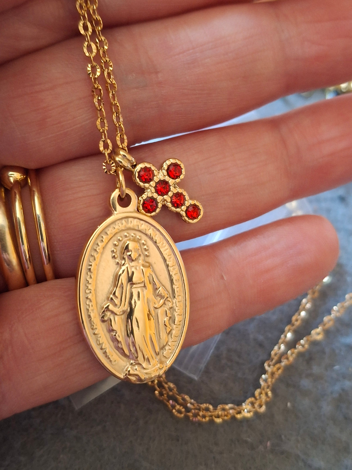 Collier chaîne dorée acier inoxydable stainless steel 316 striée, grand pendentif madone vierge miraculeuse stainless steel 316 polie et croix sertie cristal stainless steel 316