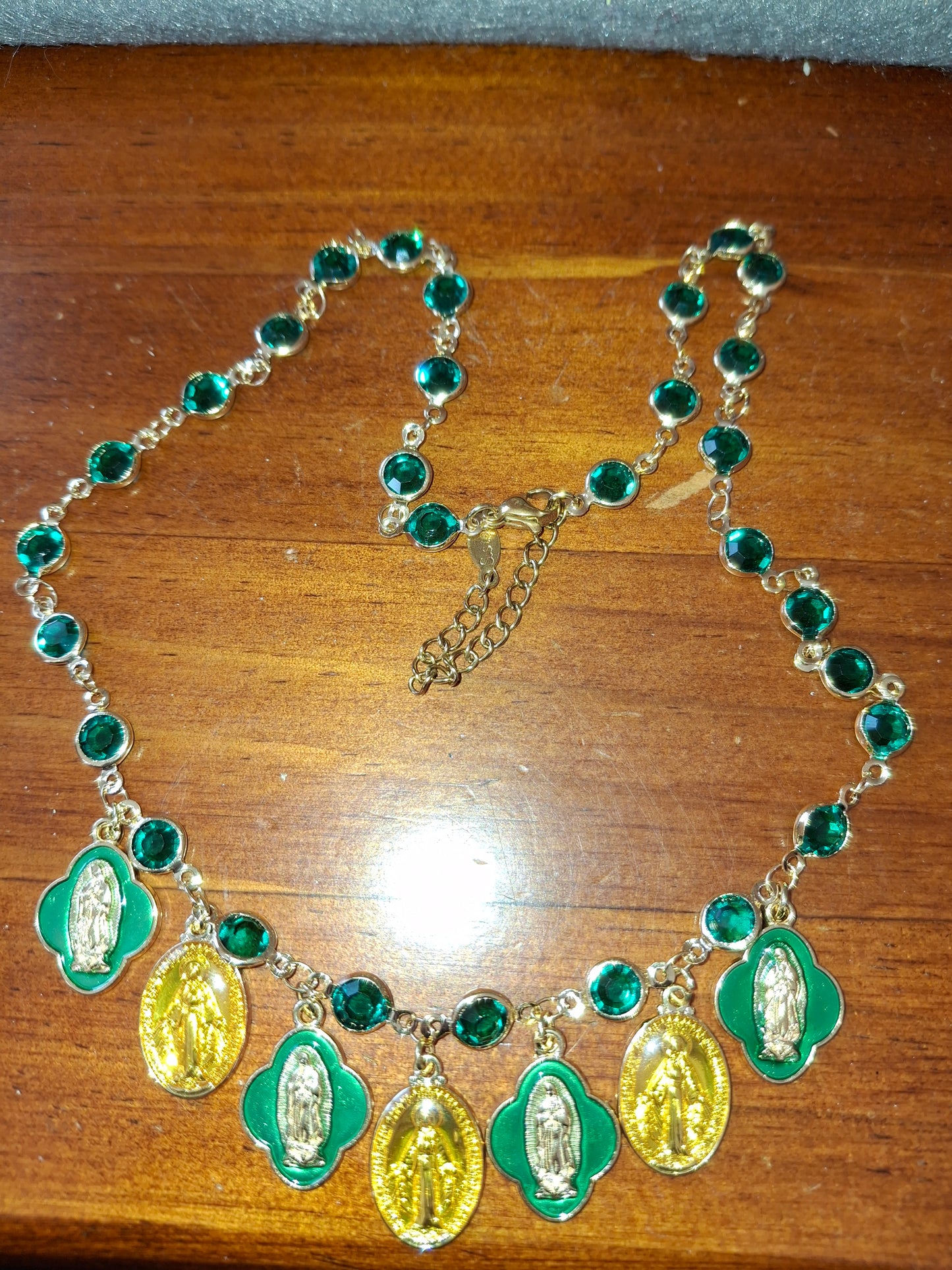 Collier chaîne dorée en cuivre et breloques madone handmade