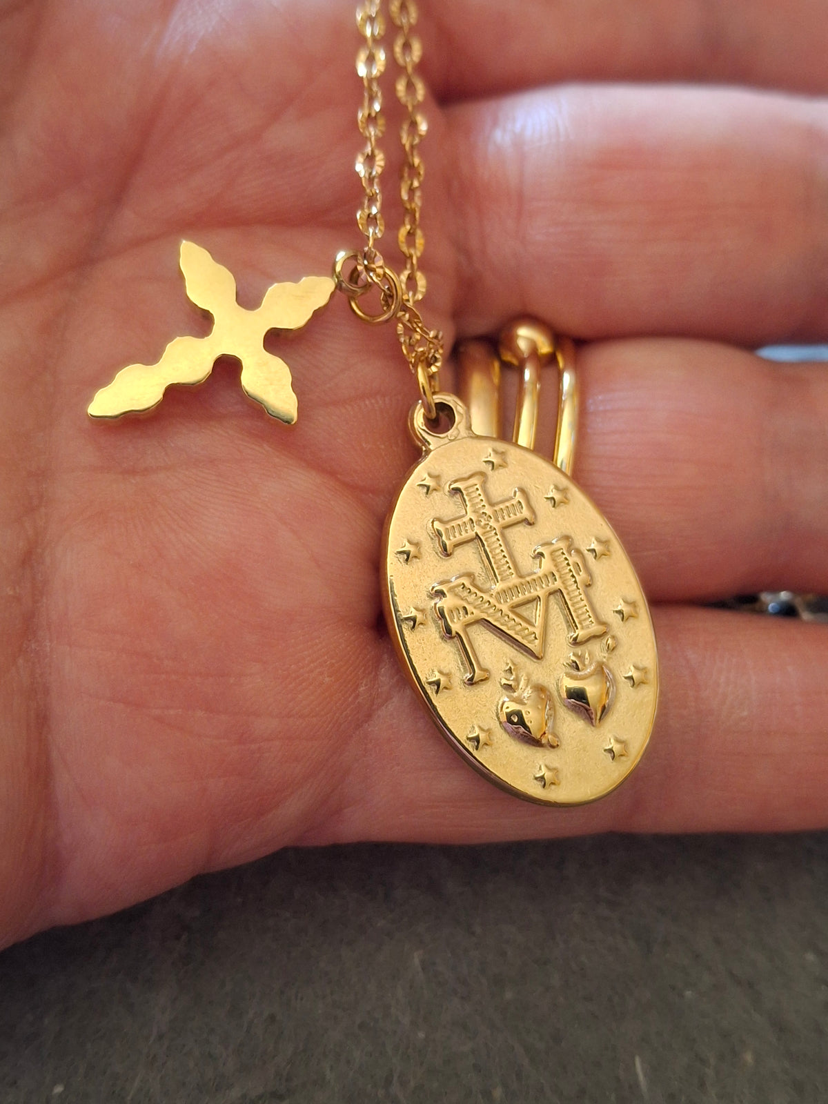 Collier chaîne dorée acier inoxydable stainless steel 316 ,médaille madone vierge miraculeuse stainless steel 316 ,croix sertie cristal stainless steel 316